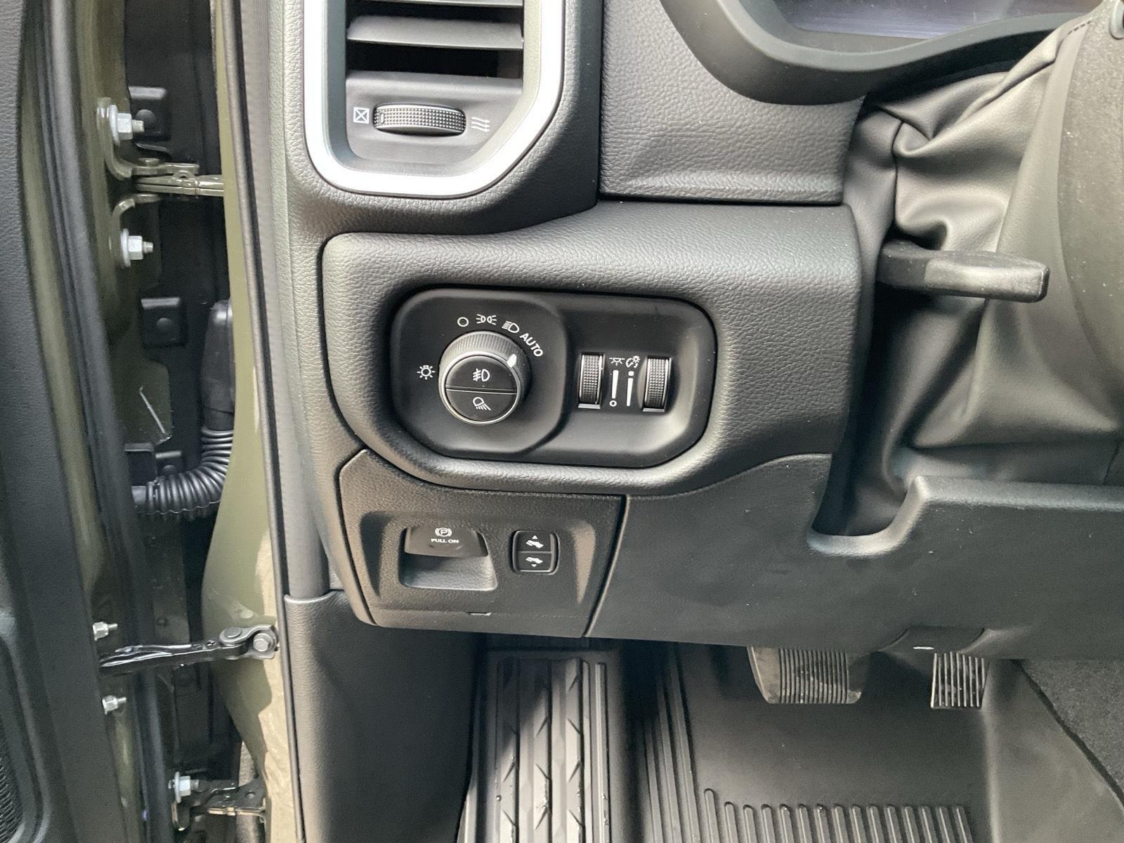 Vehicle photo 10