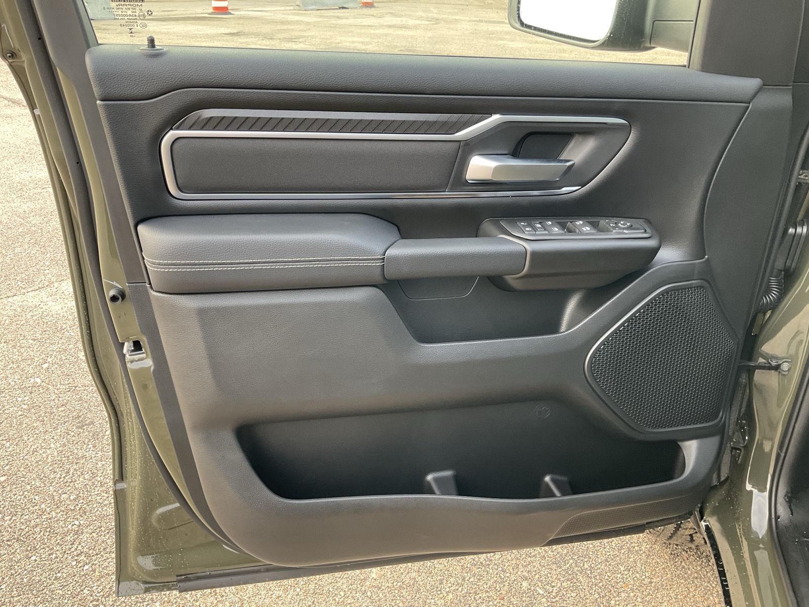 Vehicle photo 11