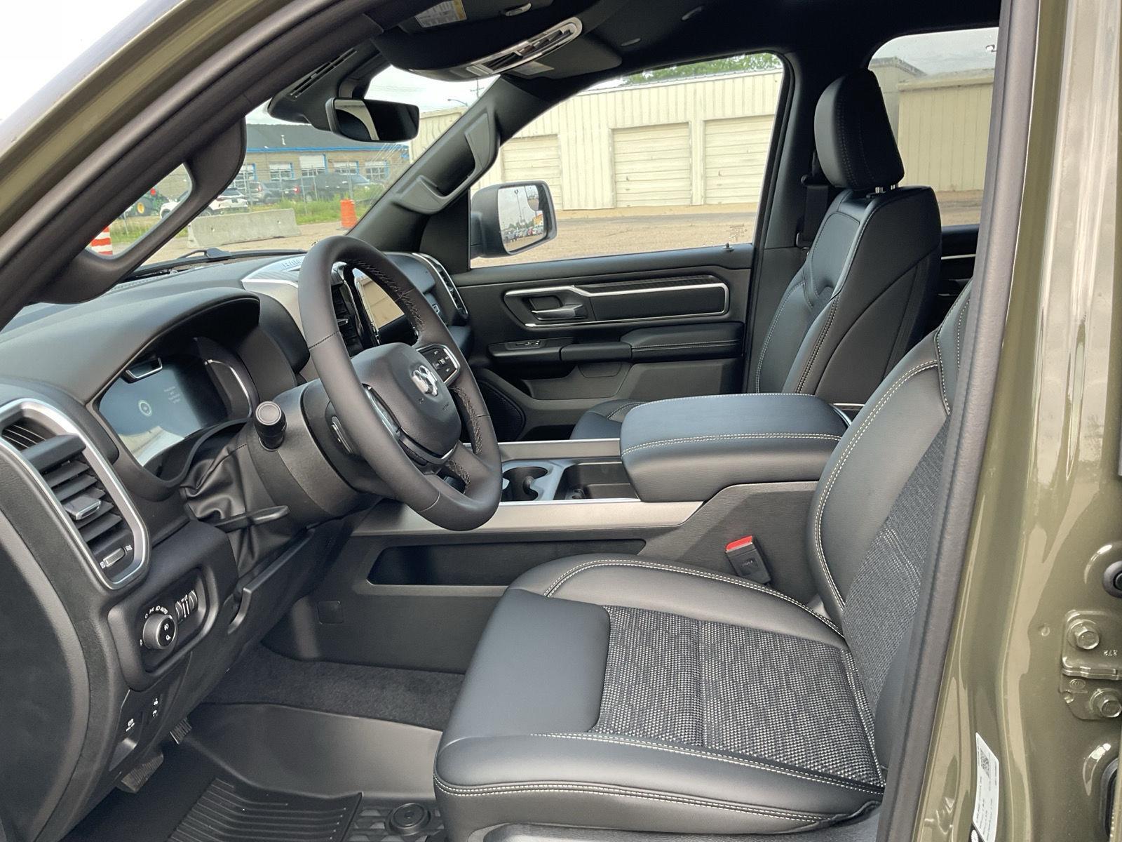 Vehicle photo 12