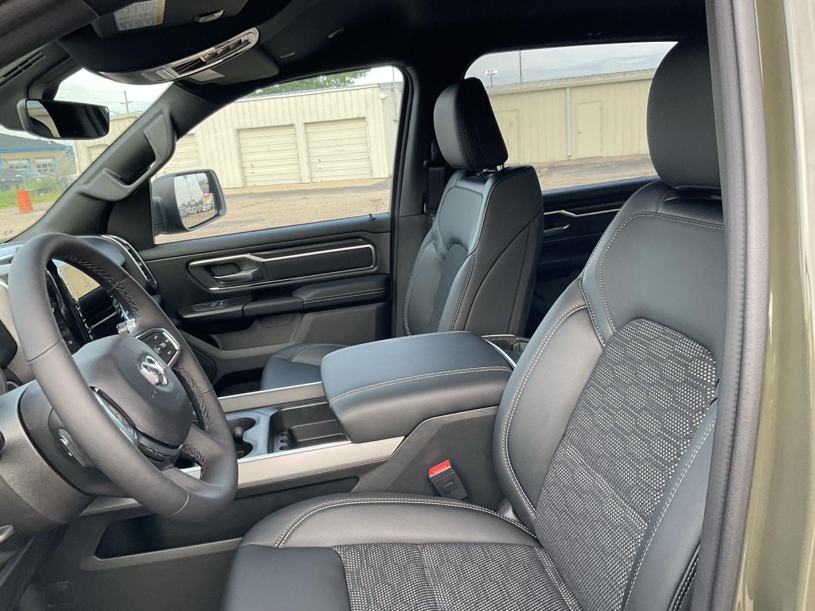 Vehicle photo 13