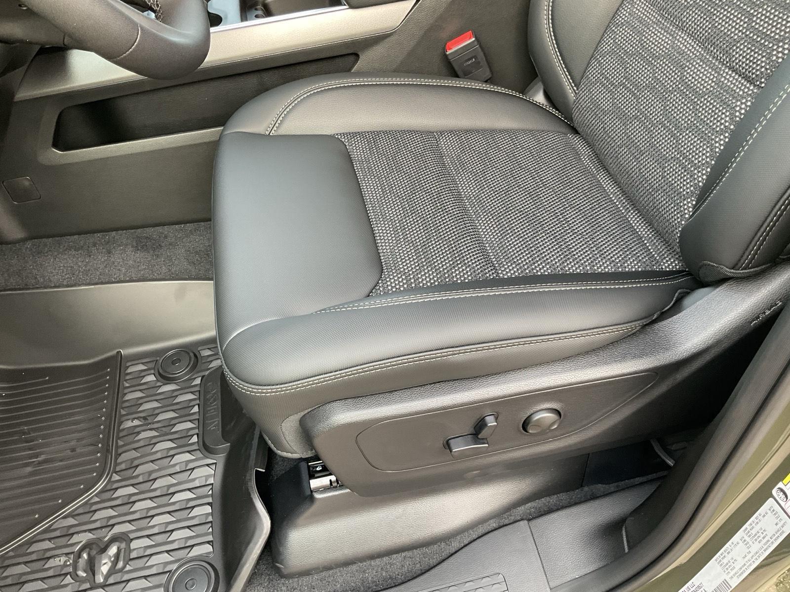 Vehicle photo 14