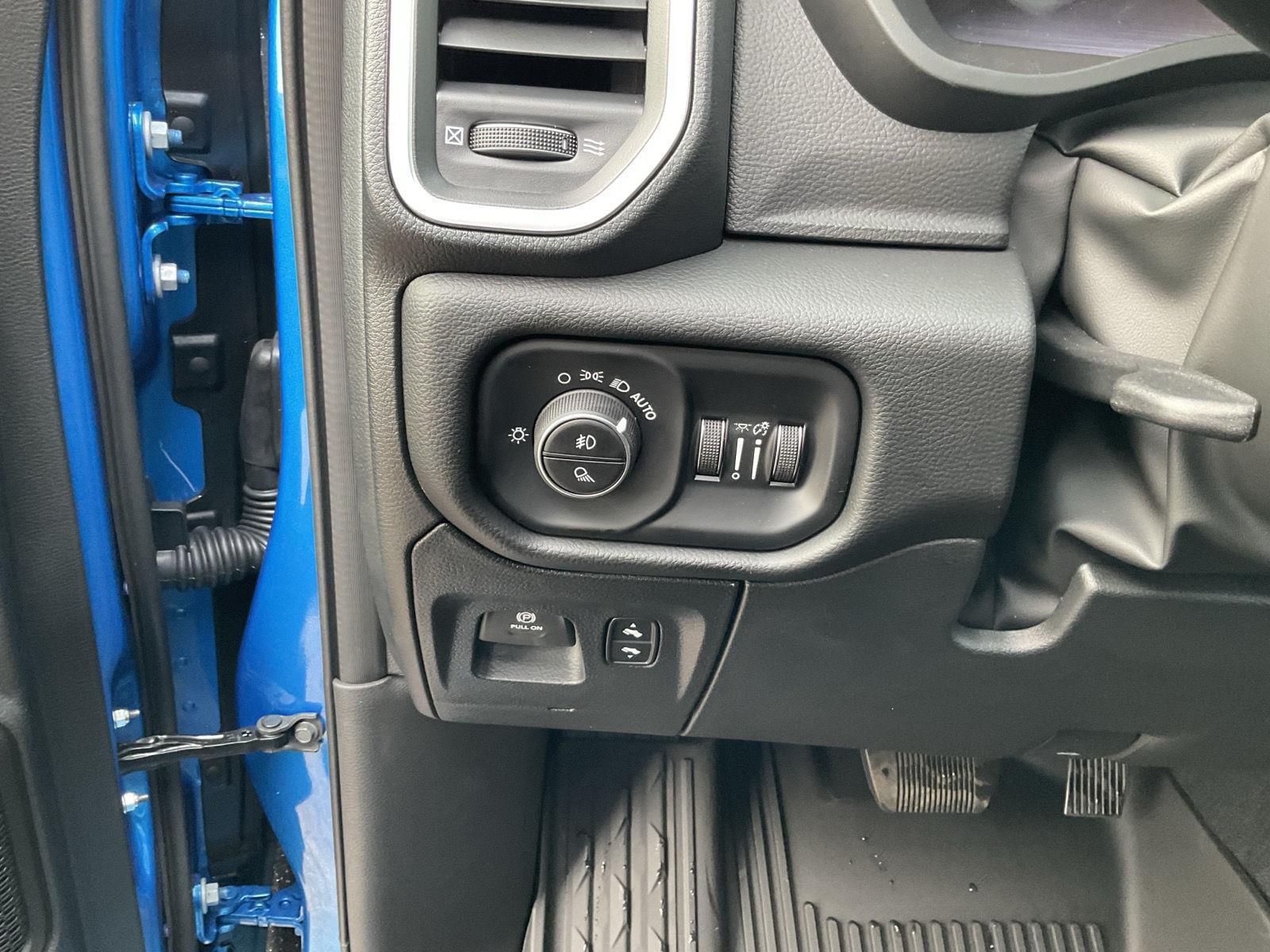 Vehicle photo 12
