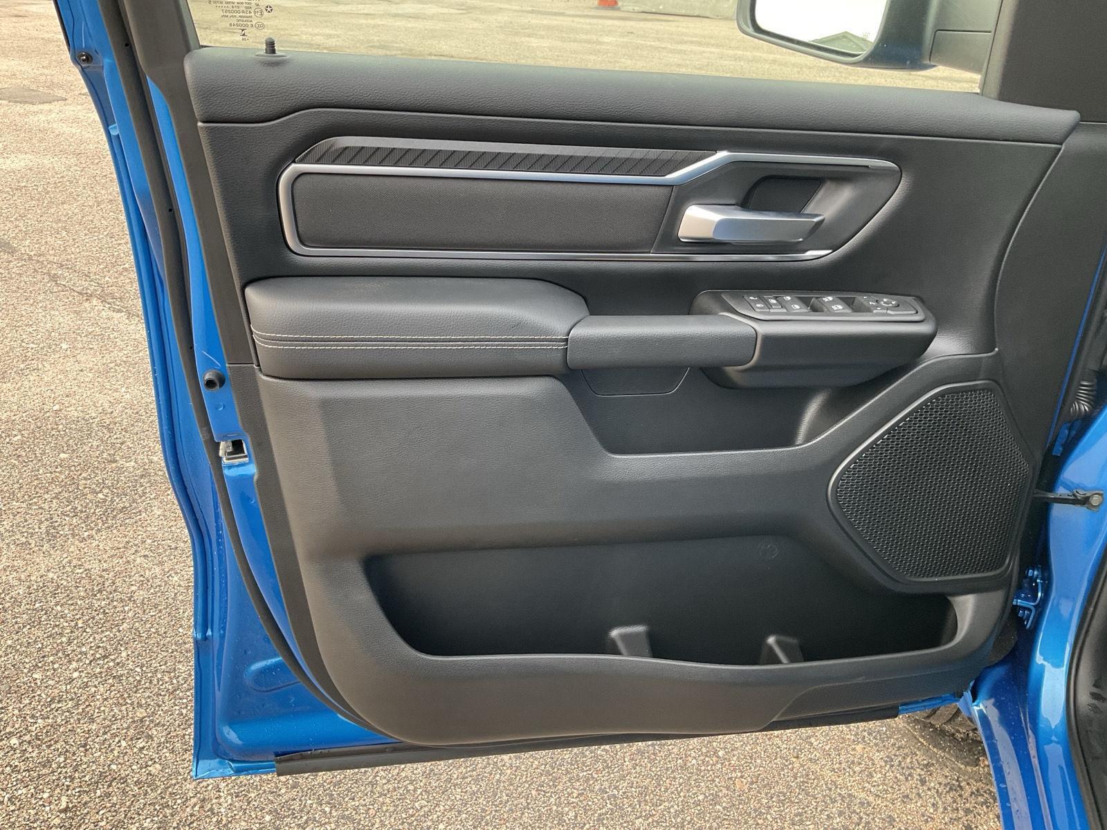 Vehicle photo 13