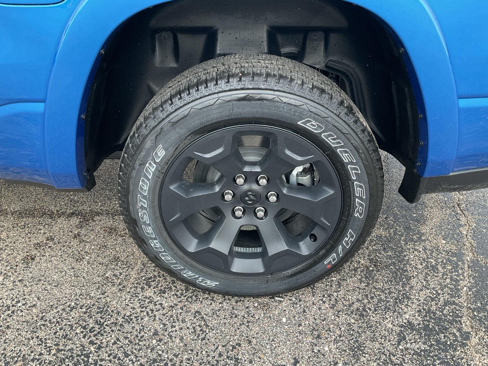 Vehicle photo 19