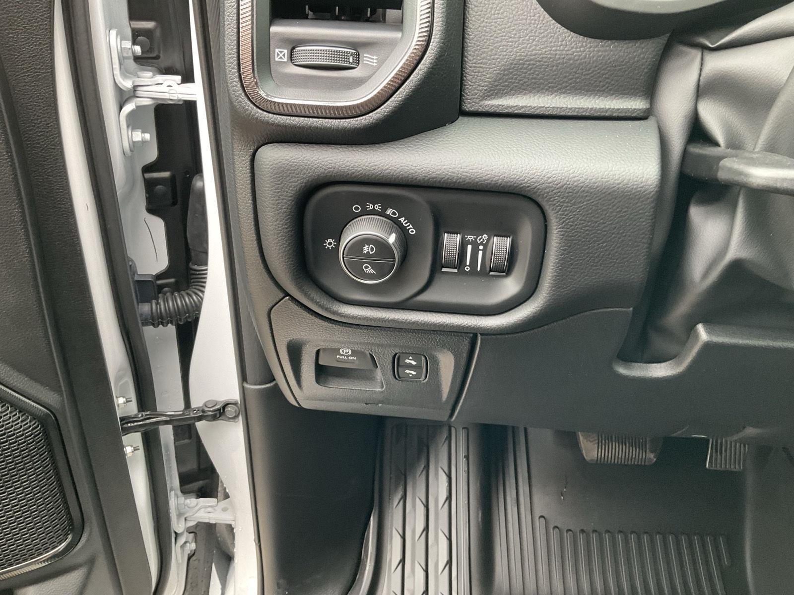 Vehicle photo 12