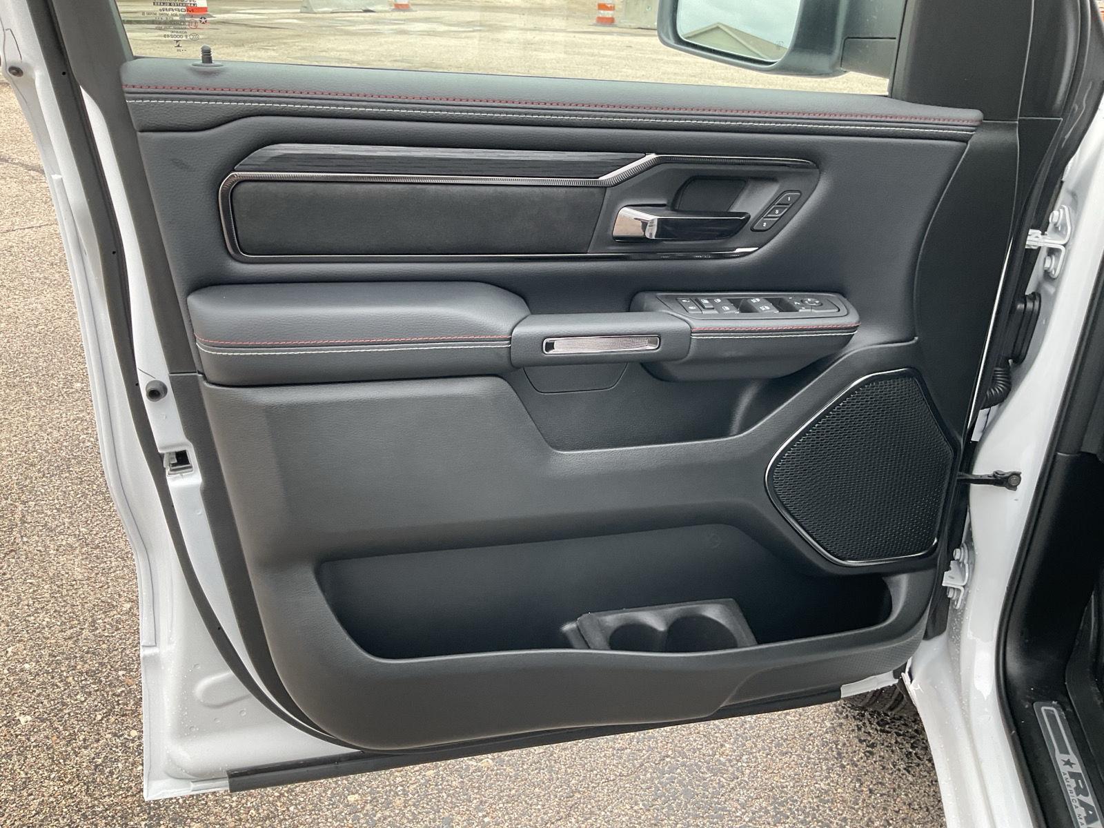 Vehicle photo 13