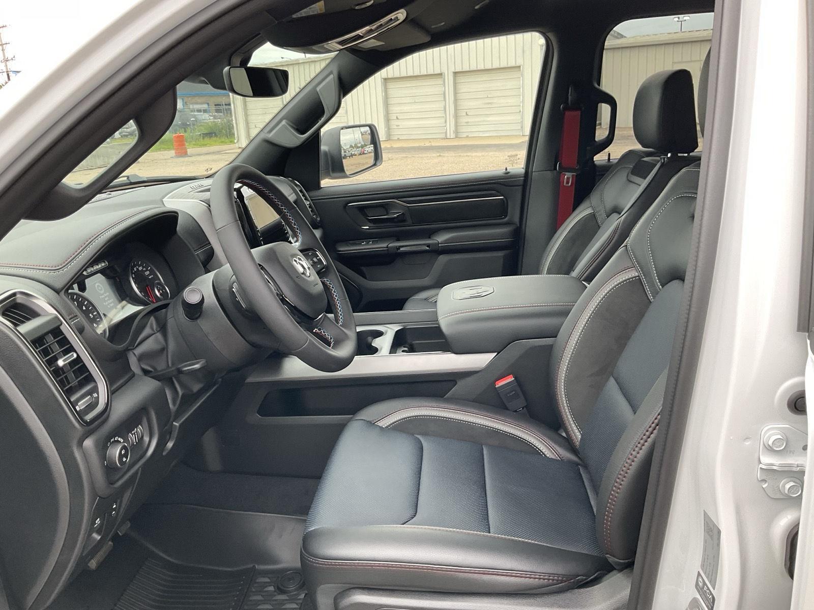 Vehicle photo 14