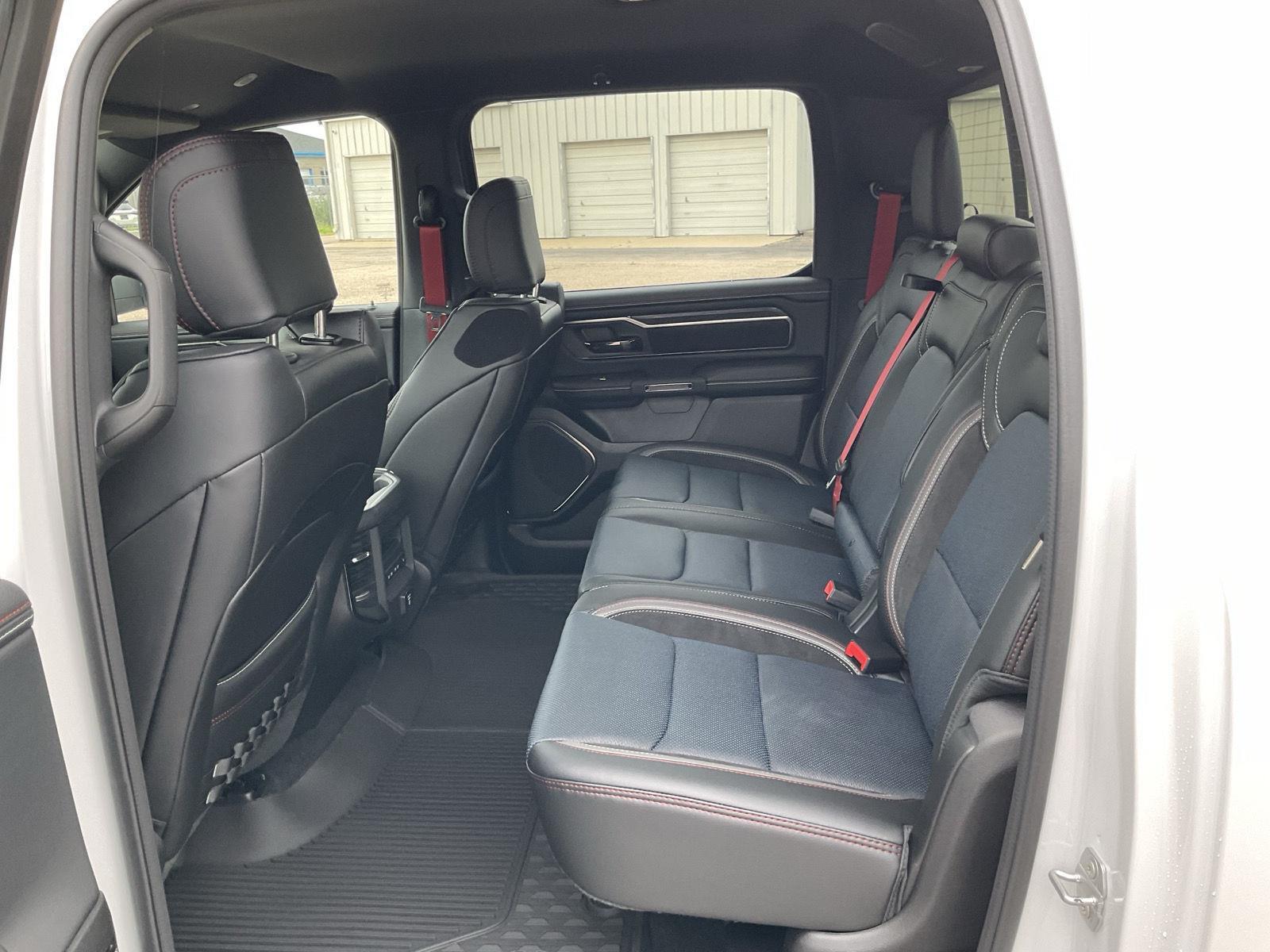 Vehicle photo 17