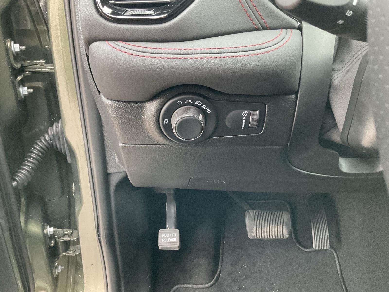 Vehicle photo 12