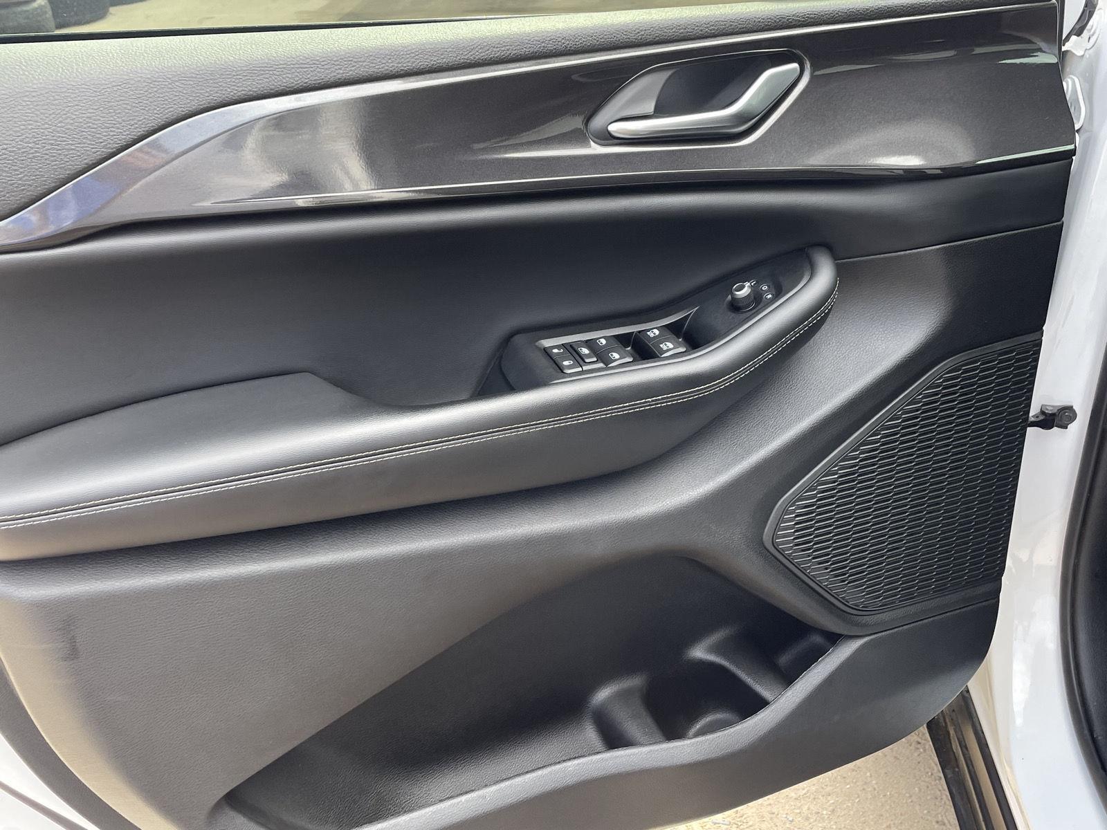 Vehicle photo 12
