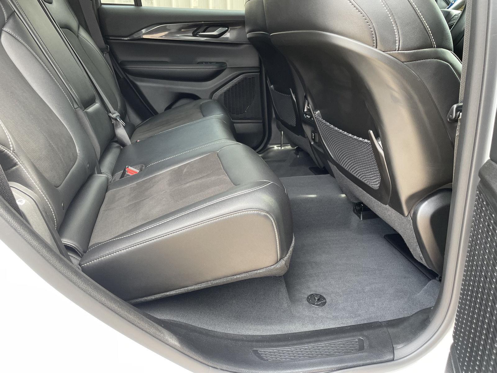 Vehicle photo 18