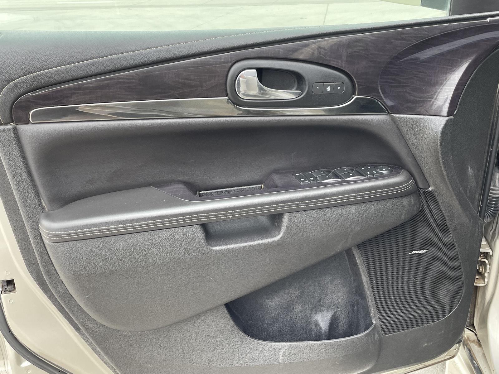 Vehicle photo 12
