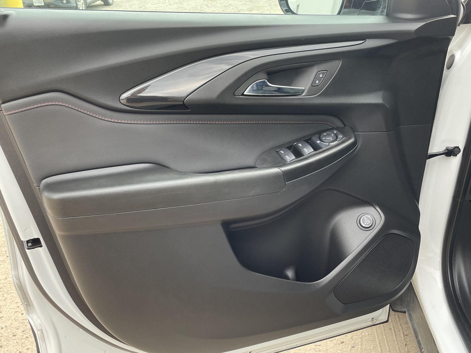 Vehicle photo 12