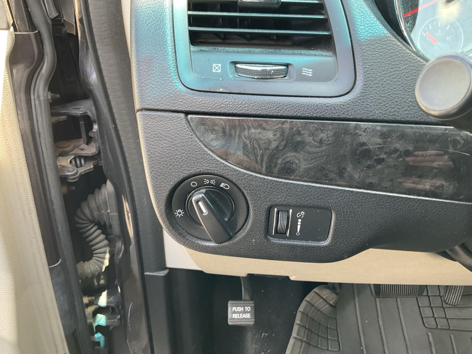 Vehicle photo 9