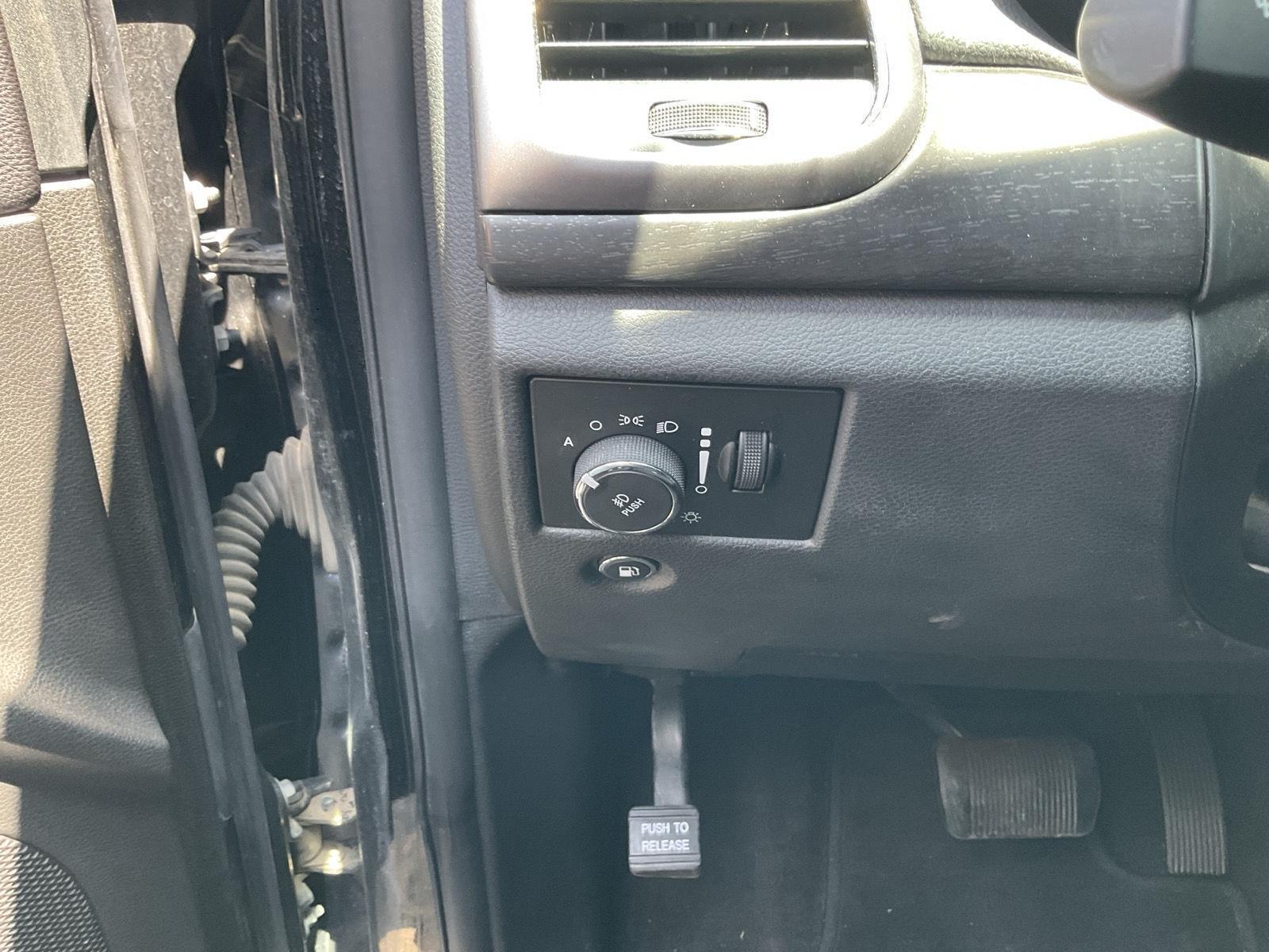 Vehicle photo 12