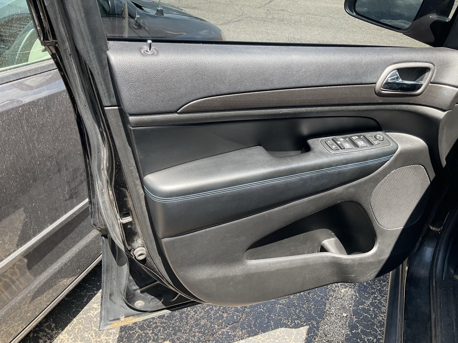 Vehicle photo 13