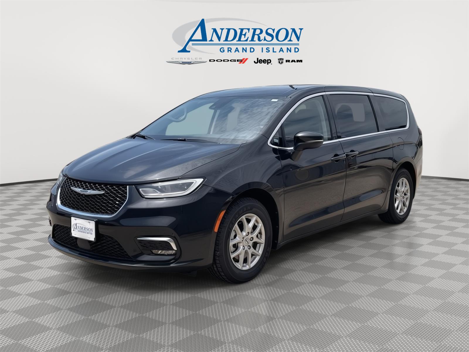 Brilliant Black Crystal Pearlcoat 2023 Chrysler Pacifica Minivan Front-Wheel Drive 9-Speed Automatic