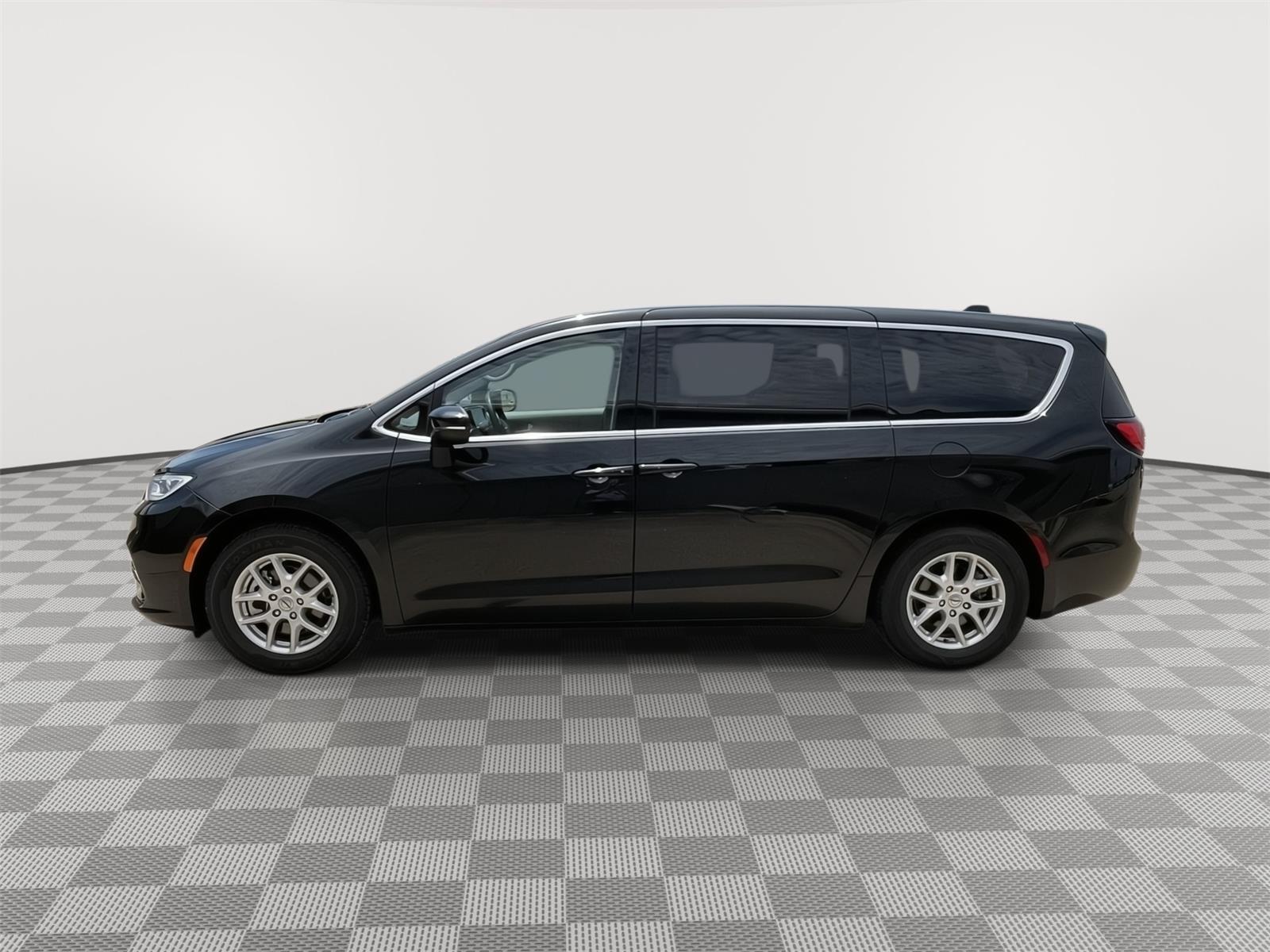 Vehicle photo 2