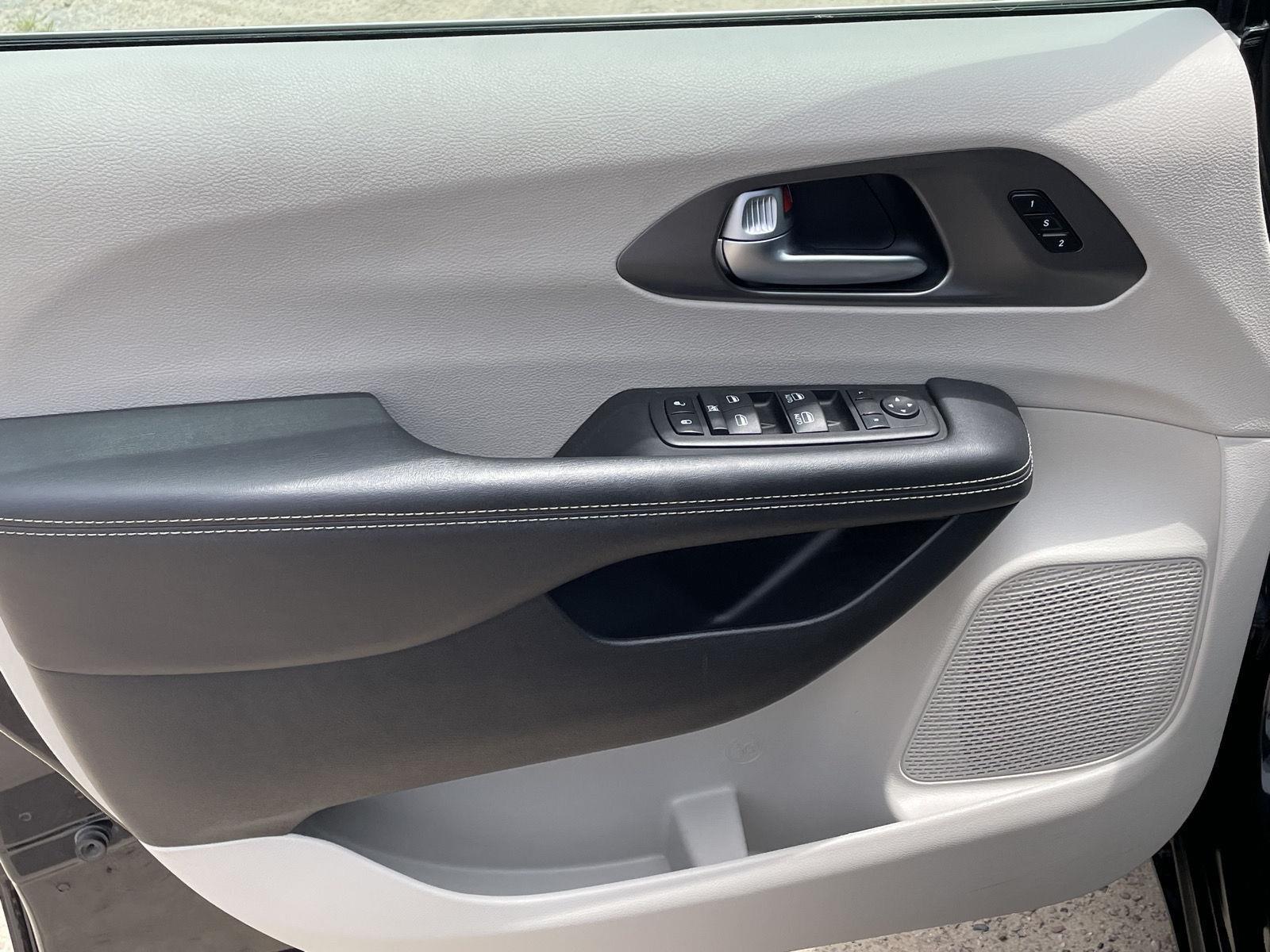 Vehicle photo 12