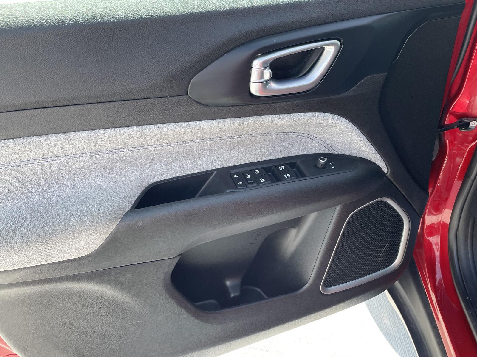 Vehicle photo 12