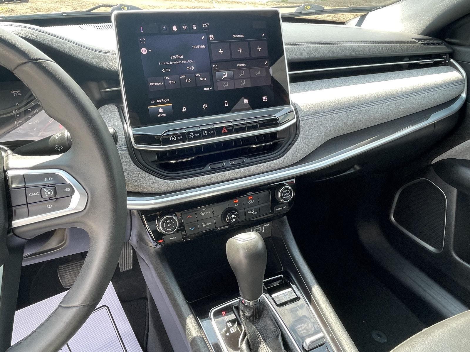 Vehicle photo 14