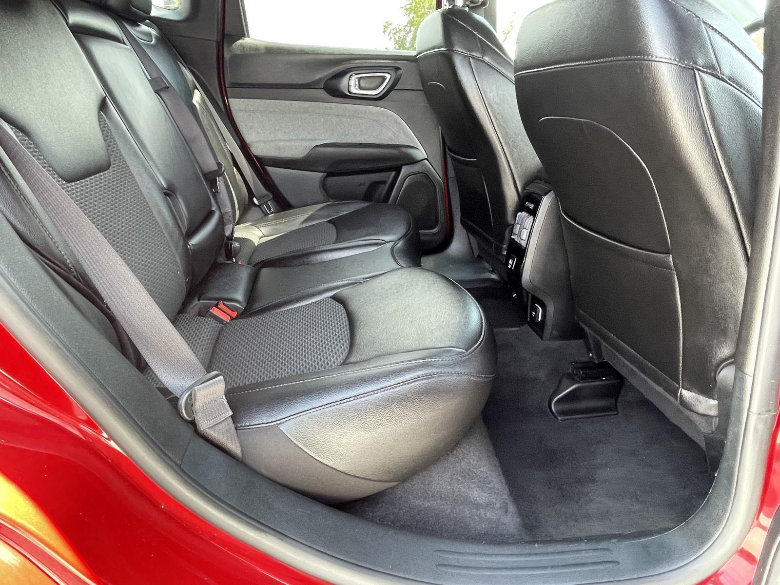 Vehicle photo 18