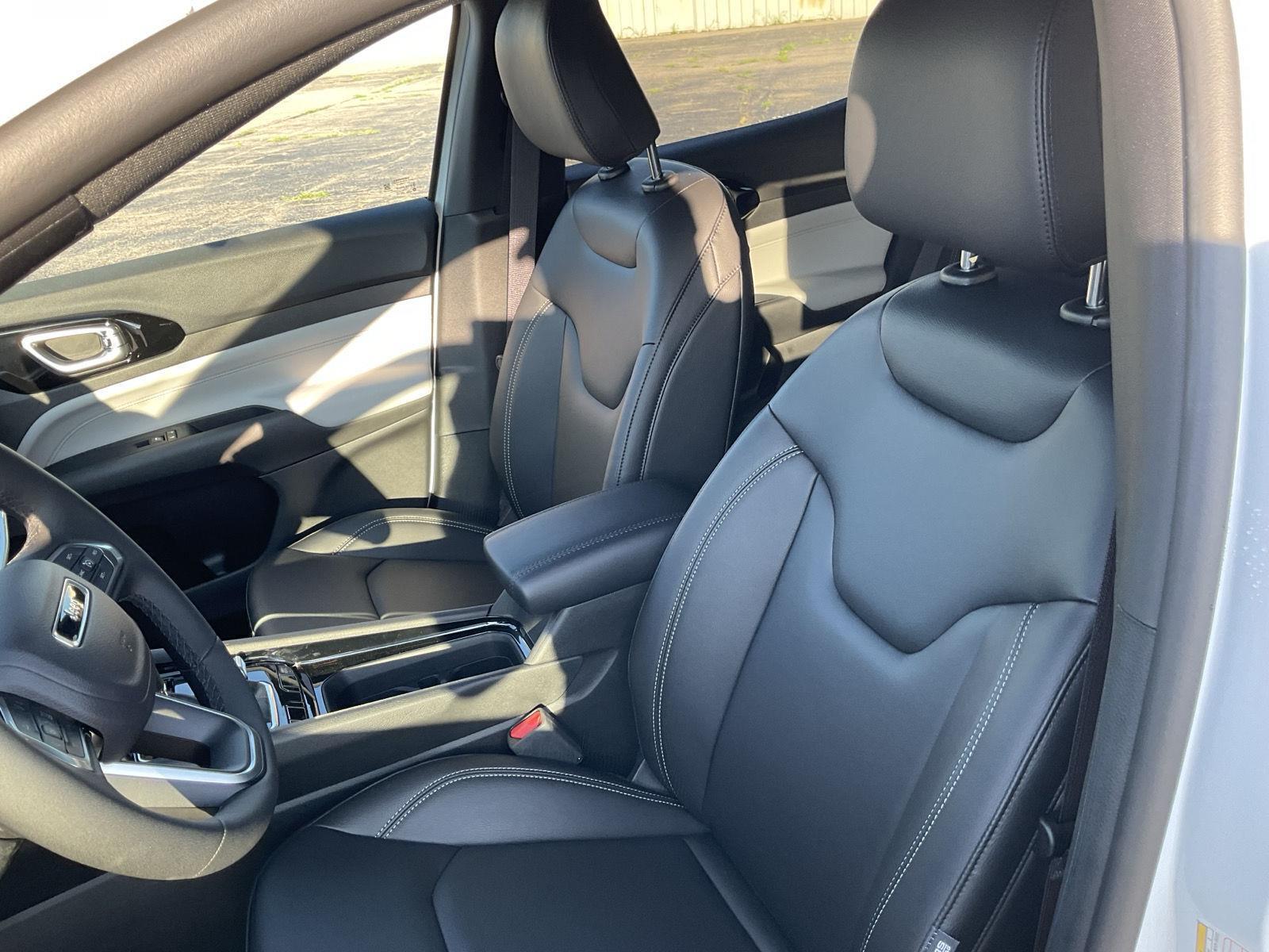 Vehicle photo 11