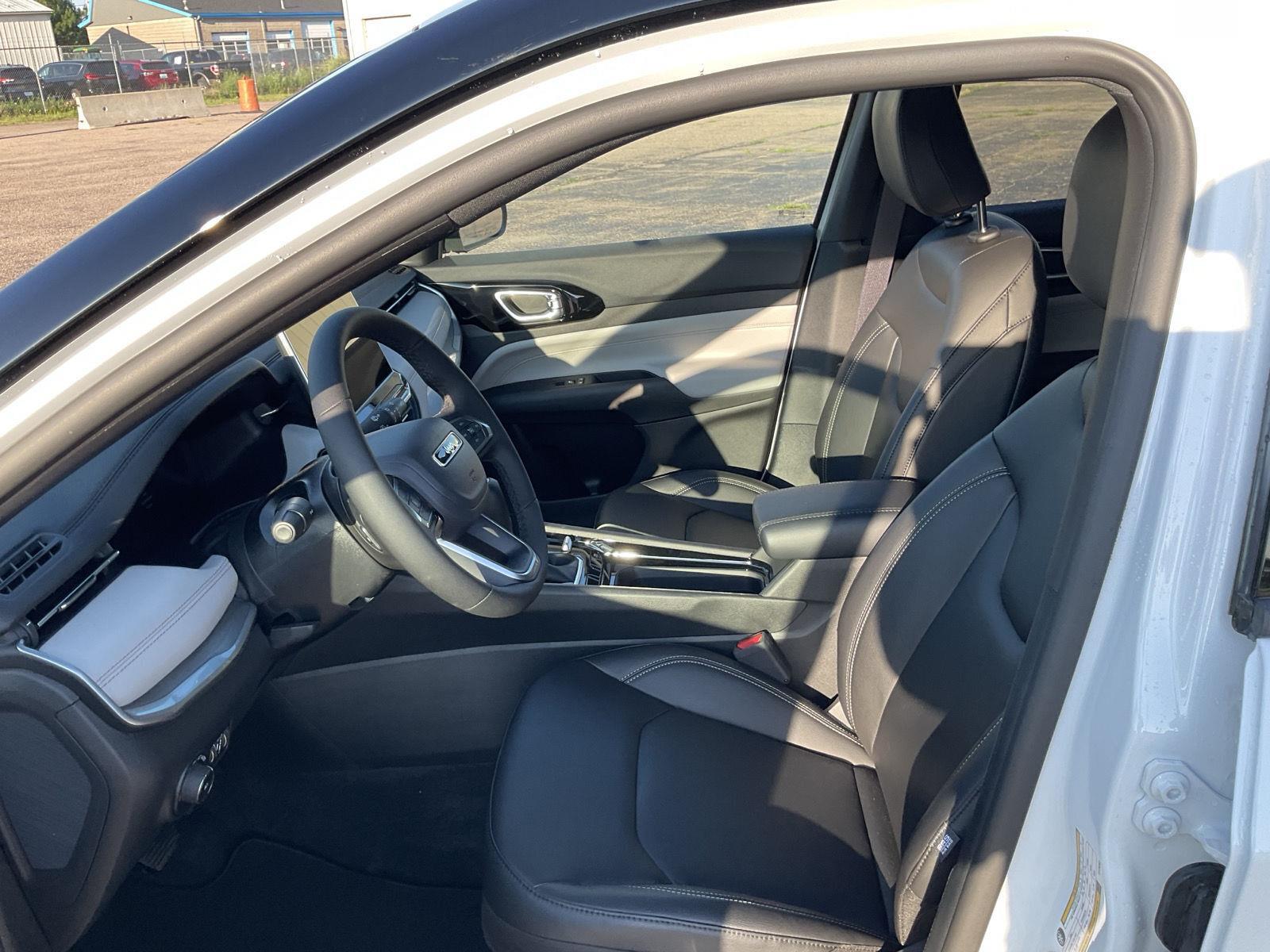 Vehicle photo 12