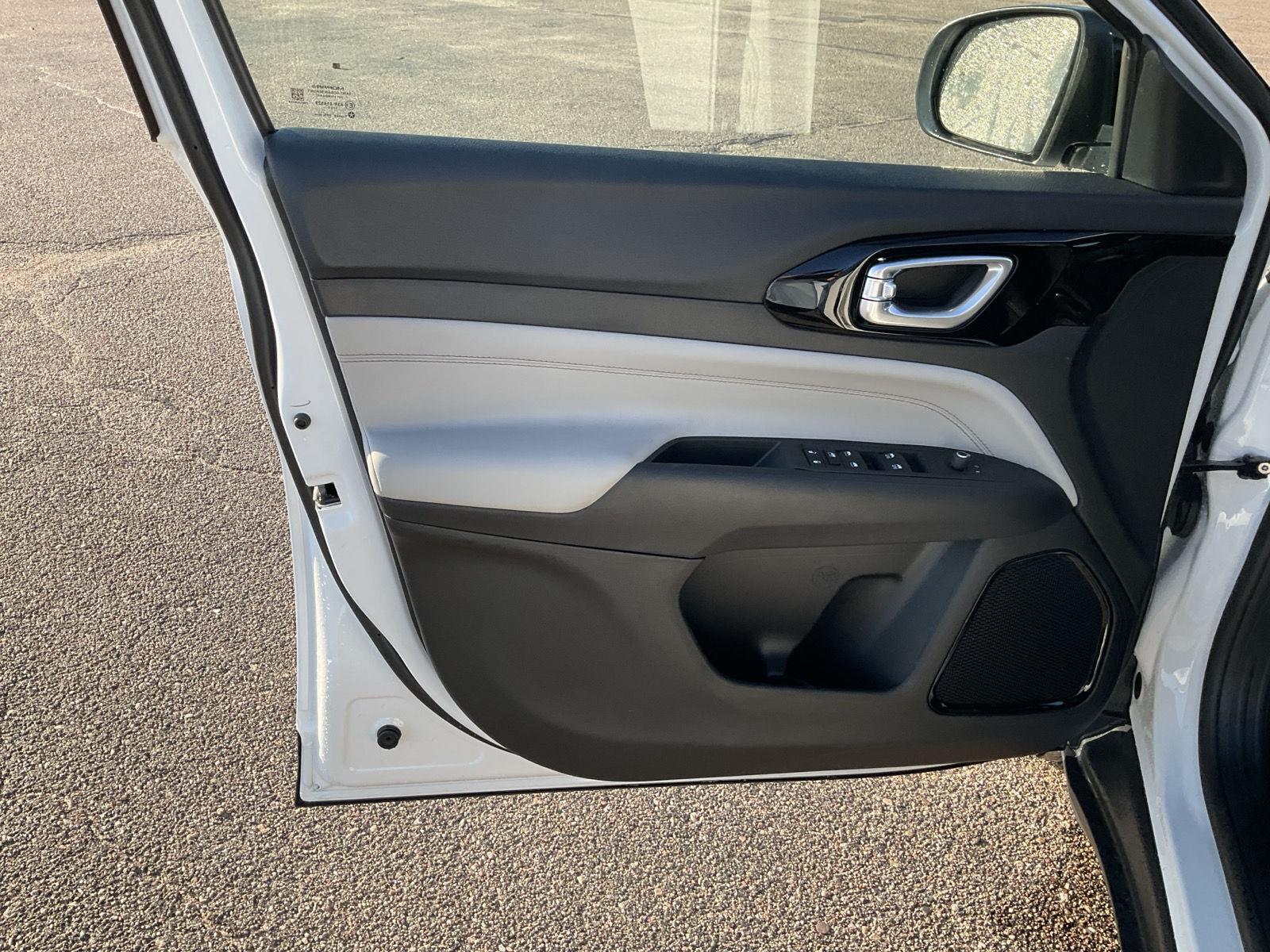 Vehicle photo 13
