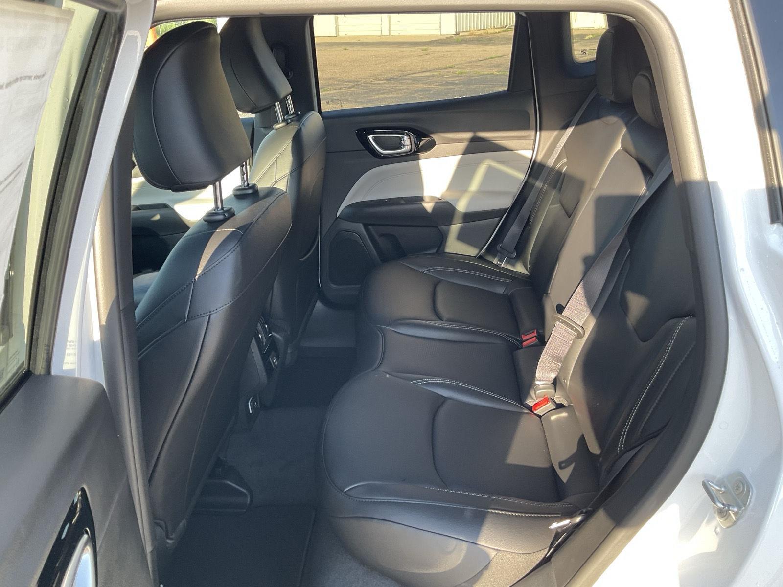 Vehicle photo 18