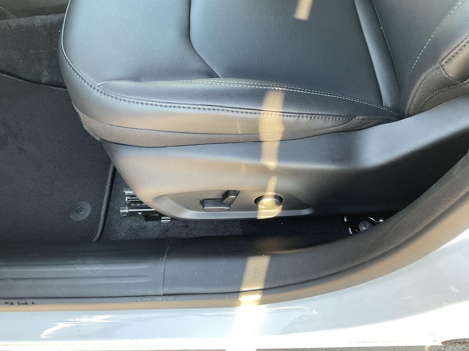 Vehicle photo 19