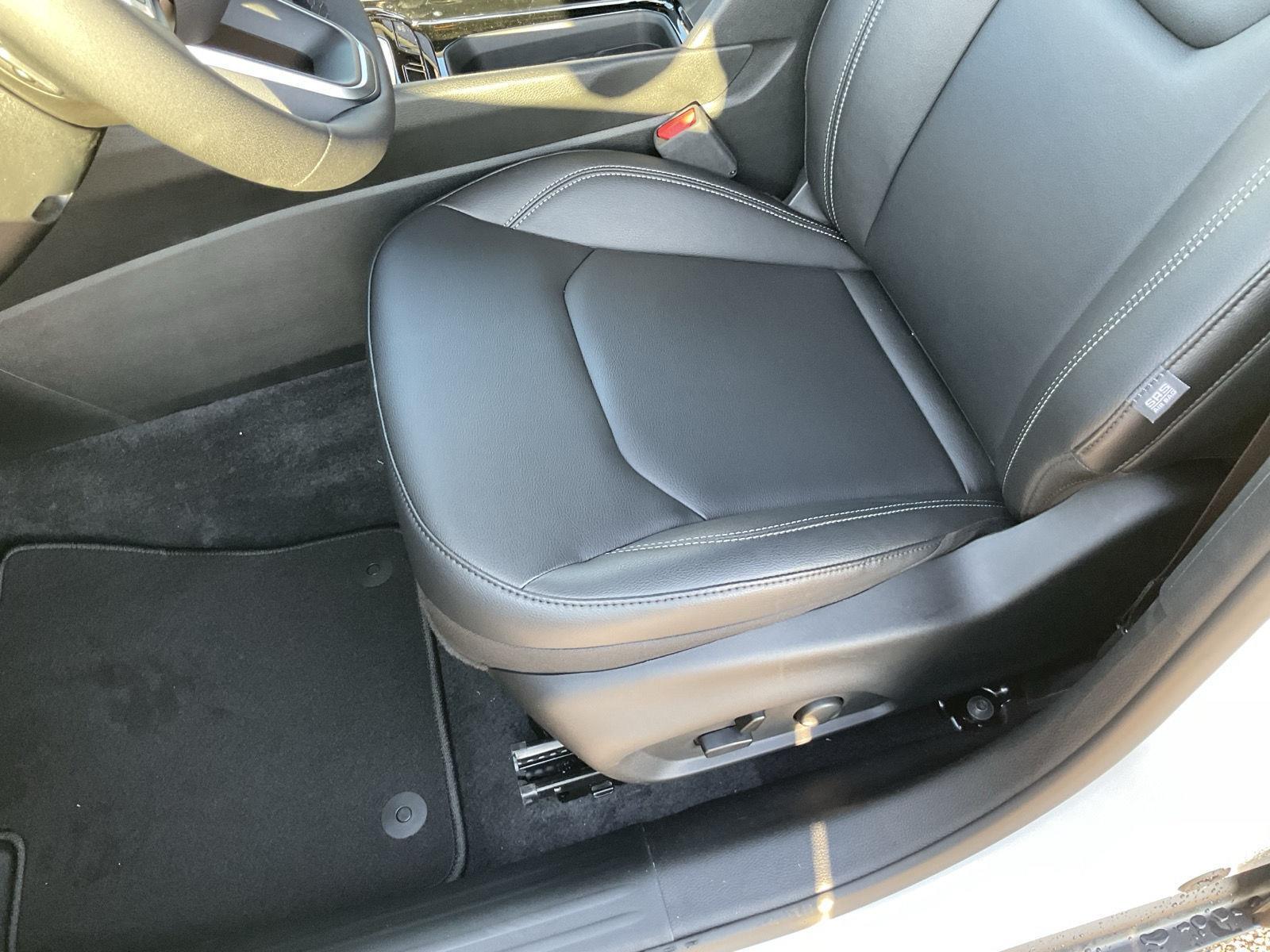 Vehicle photo 20
