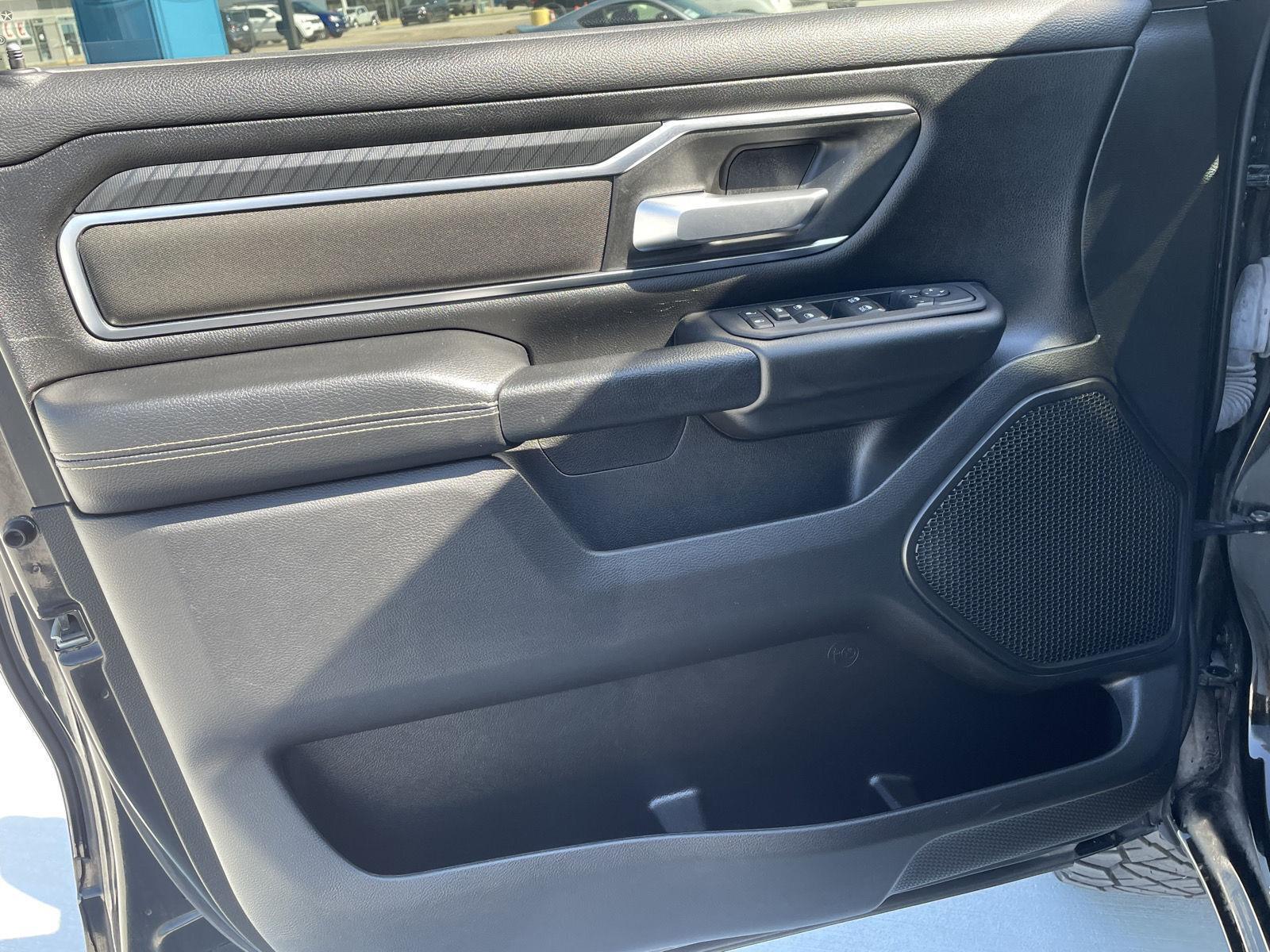Vehicle photo 12