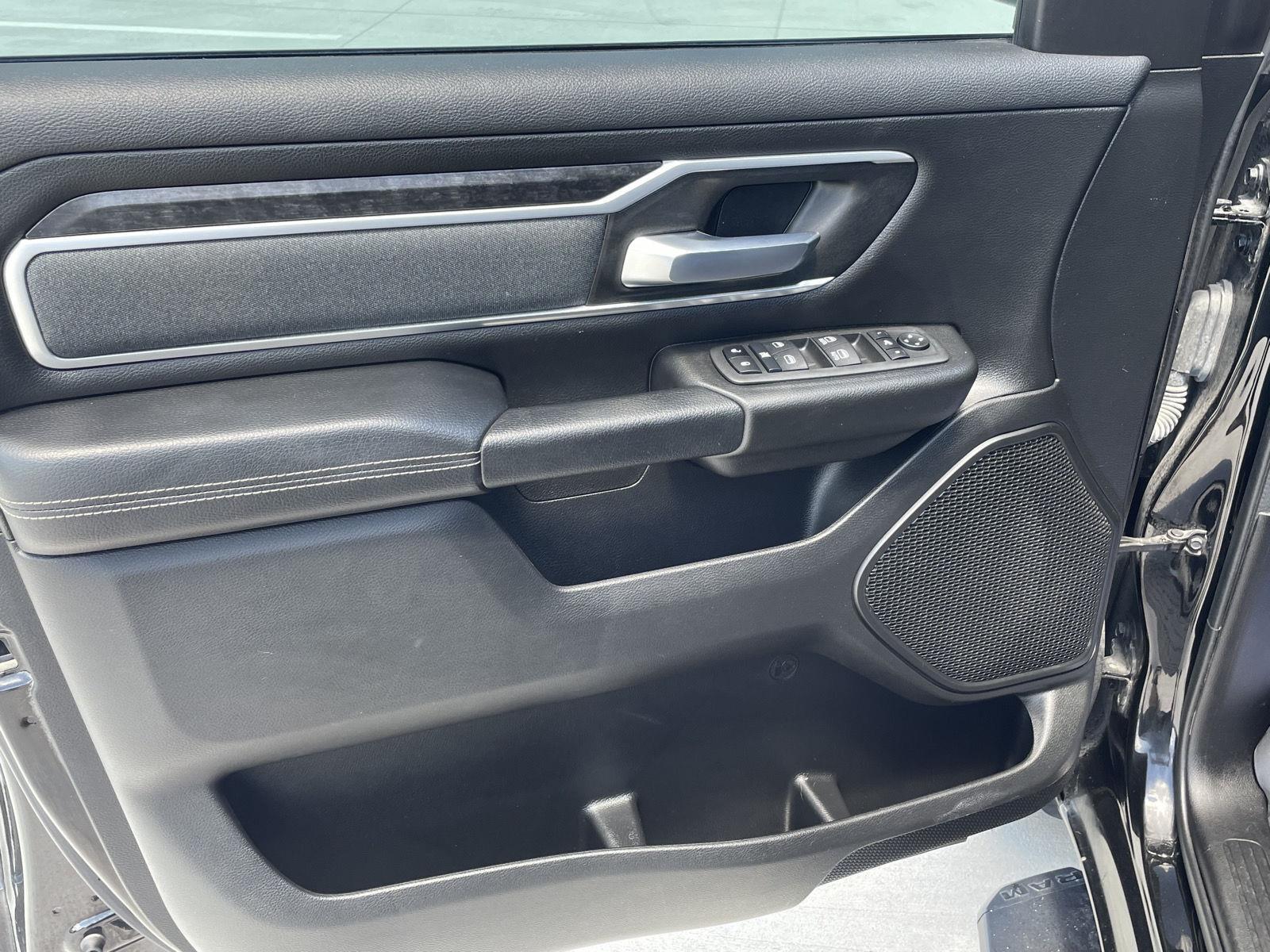 Vehicle photo 12
