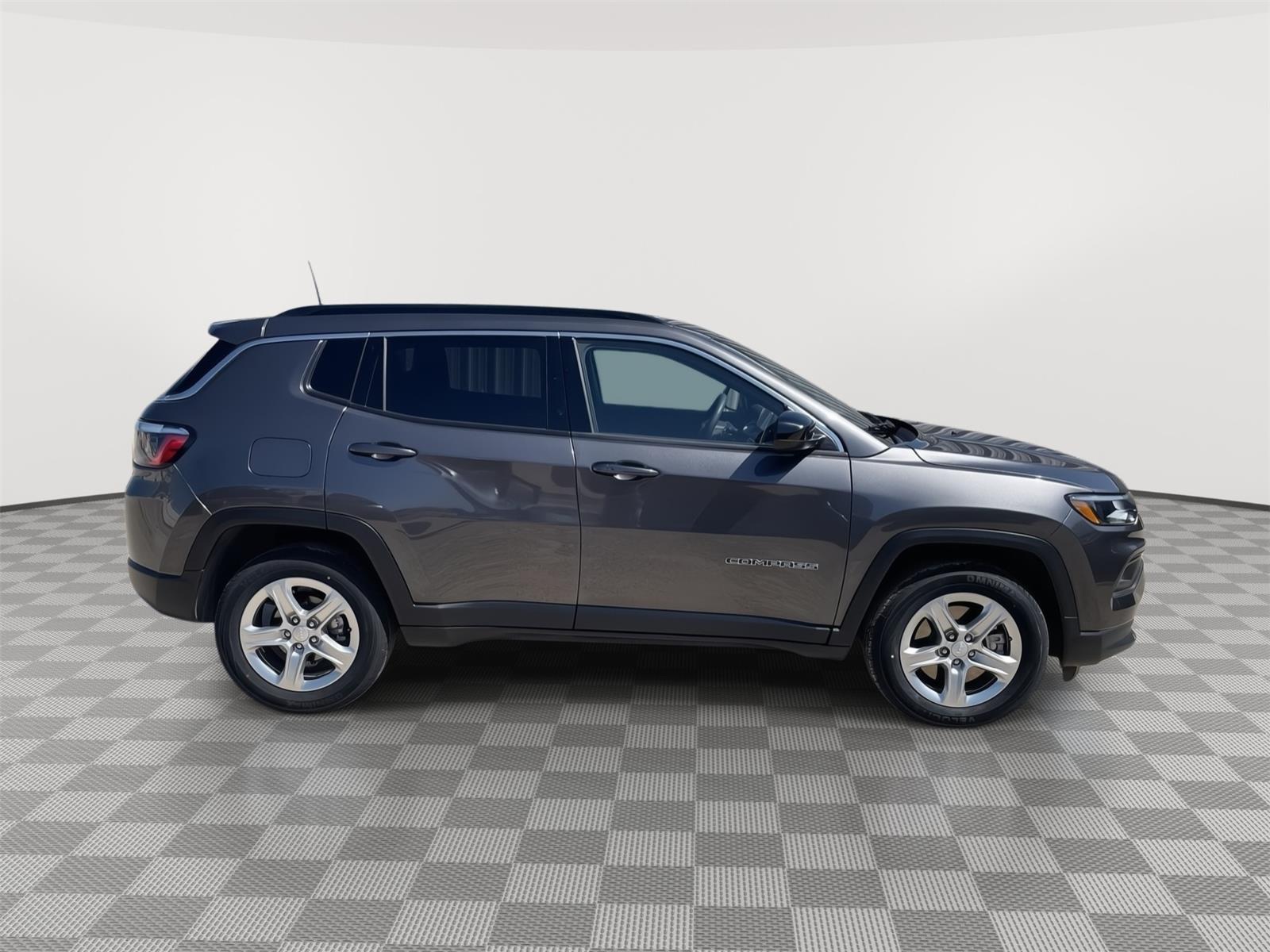 Vehicle photo 7