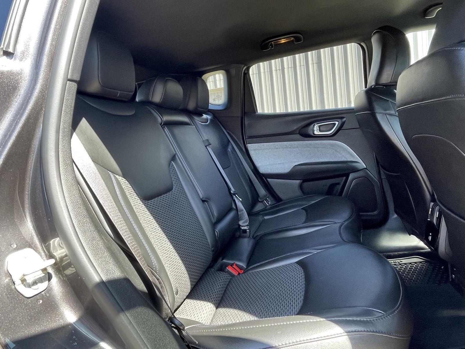 Vehicle photo 18