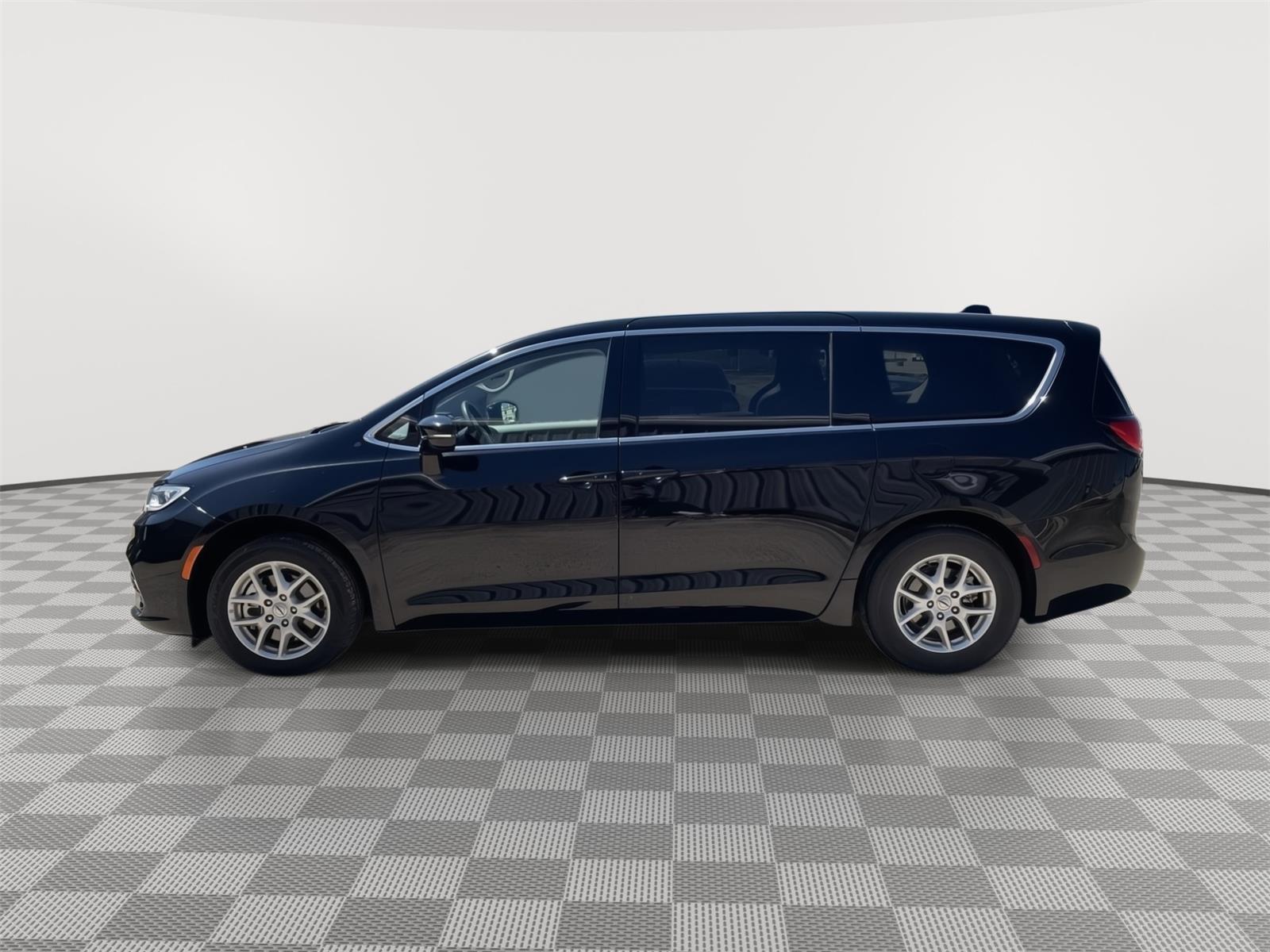 Vehicle photo 2