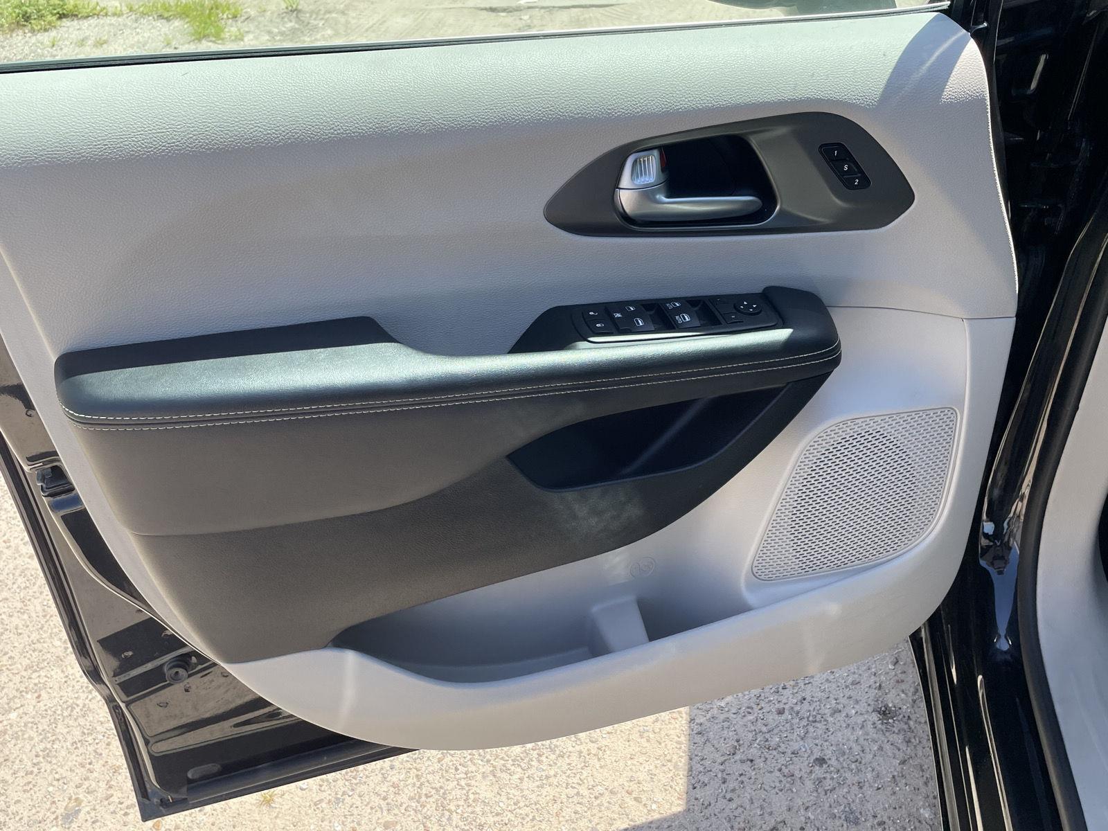 Vehicle photo 12