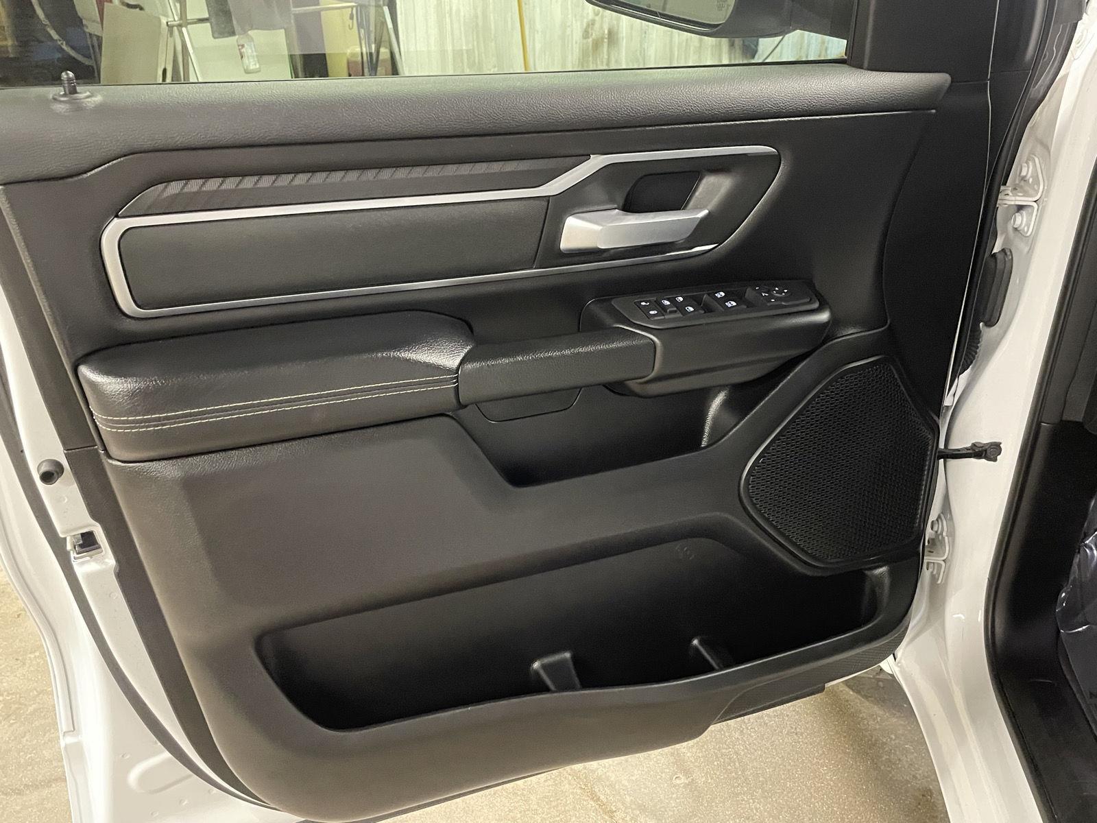 Vehicle photo 12