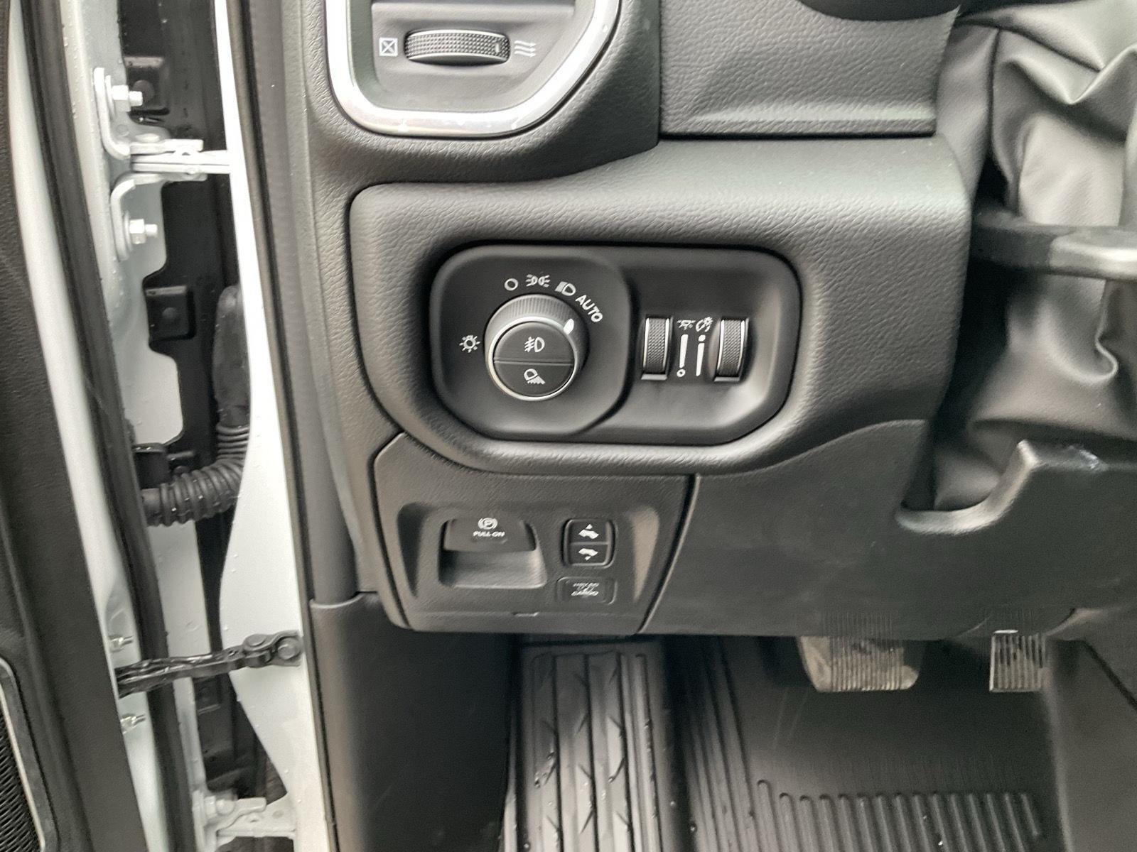 Vehicle photo 12