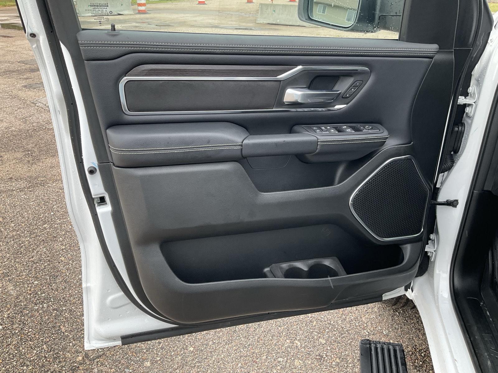 Vehicle photo 13