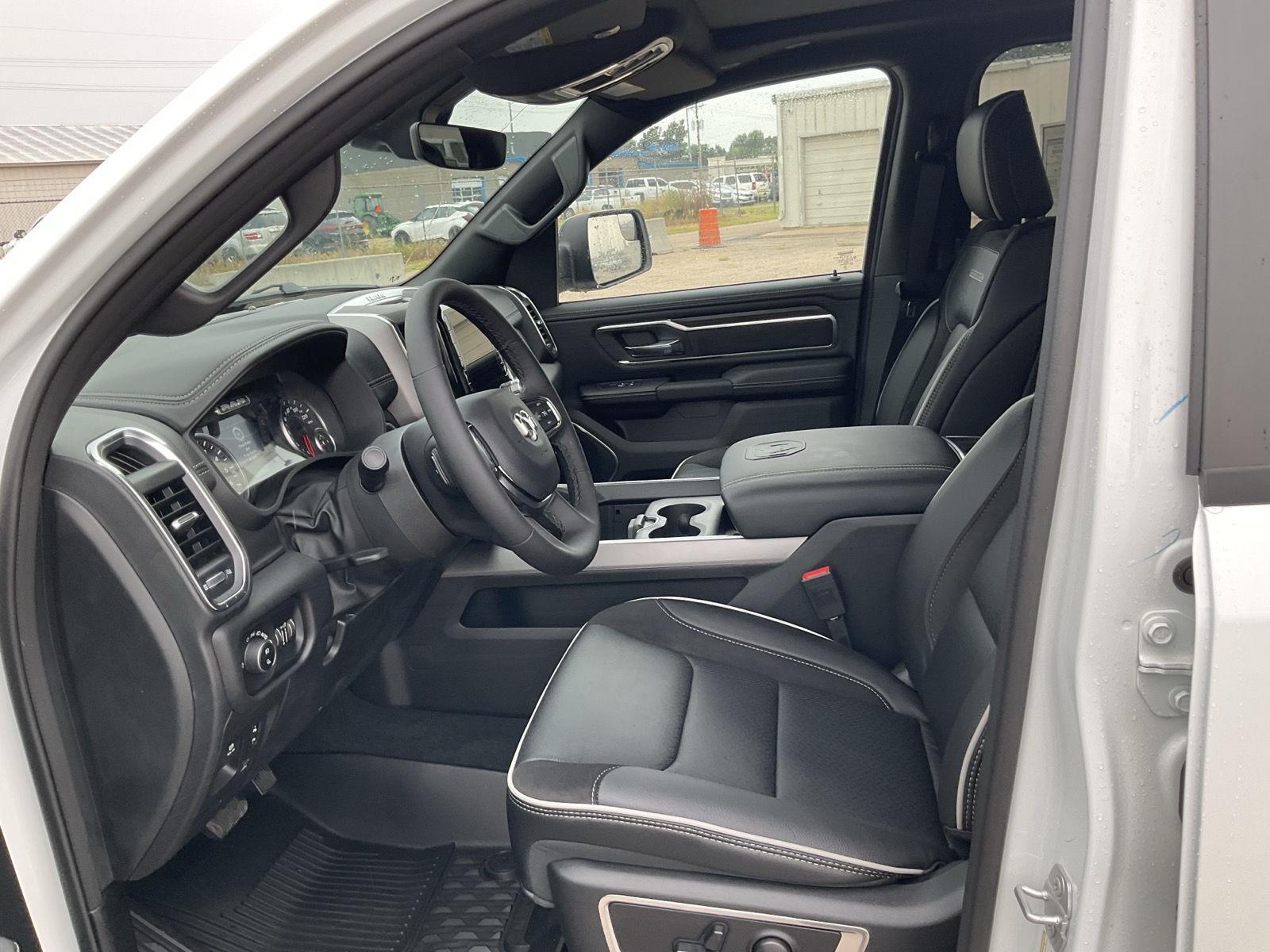 Vehicle photo 14