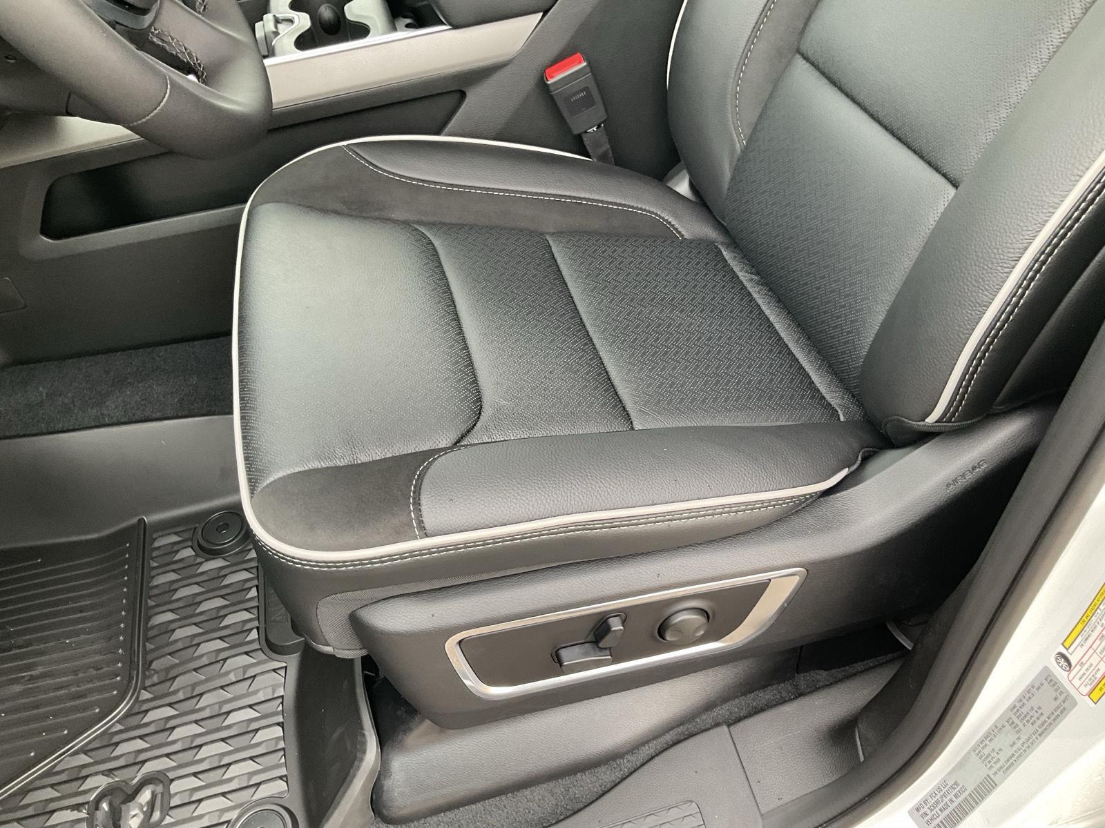 Vehicle photo 16