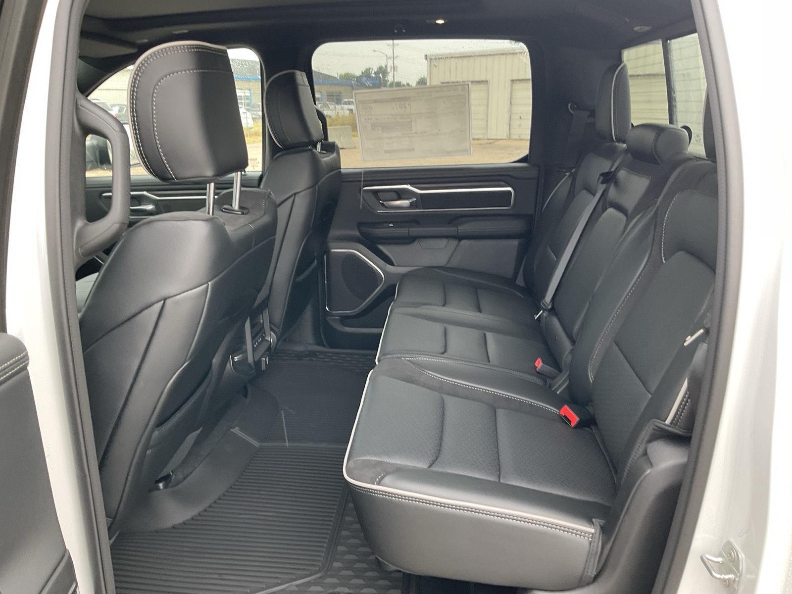 Vehicle photo 18