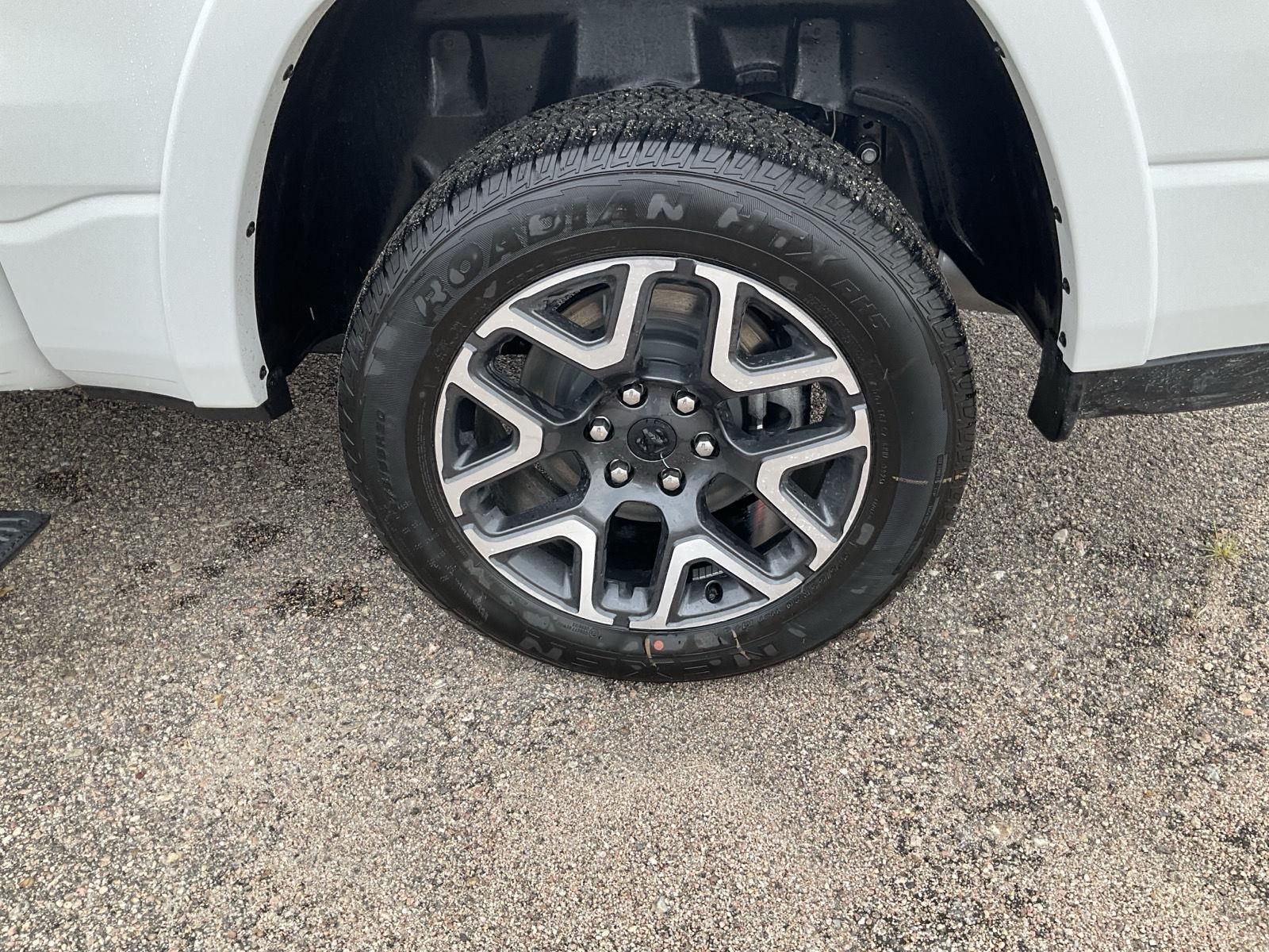 Vehicle photo 20