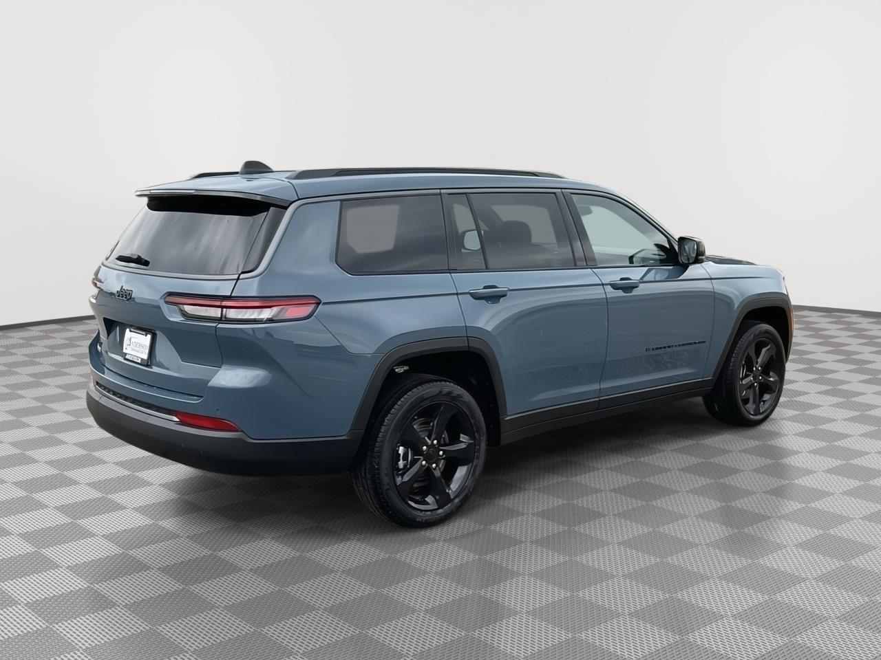 Vehicle photo 5