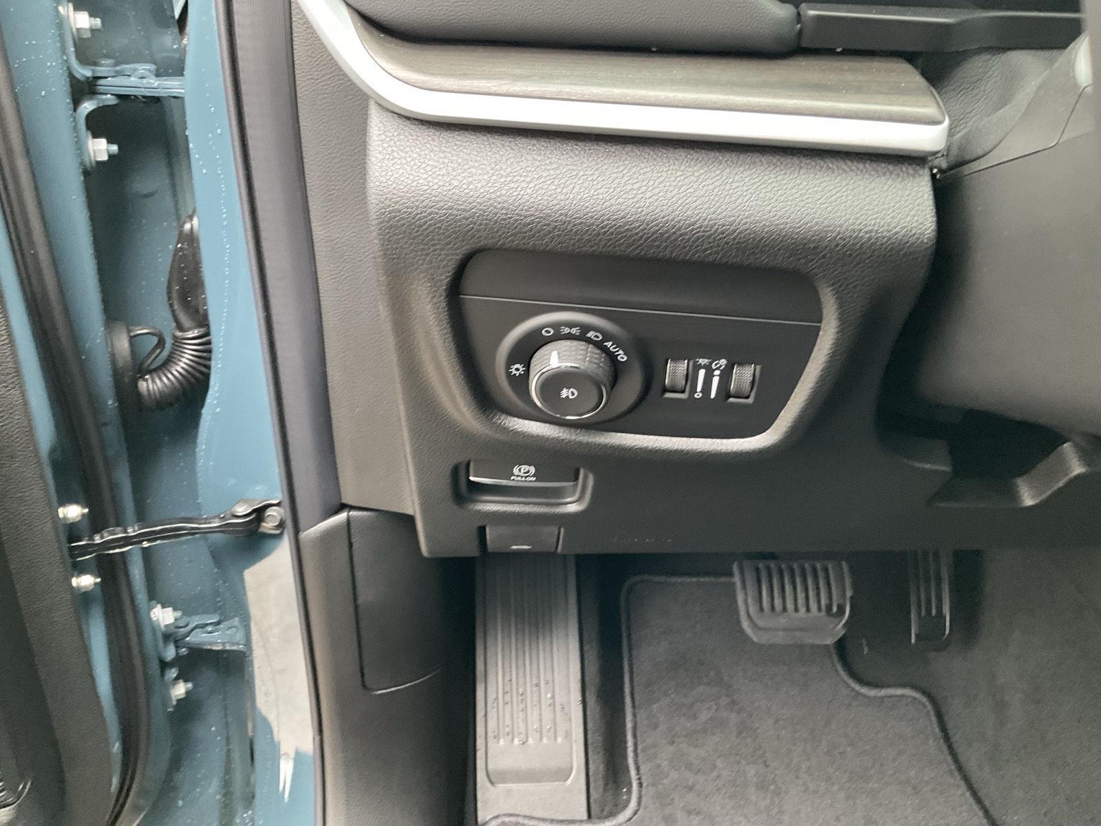 Vehicle photo 12