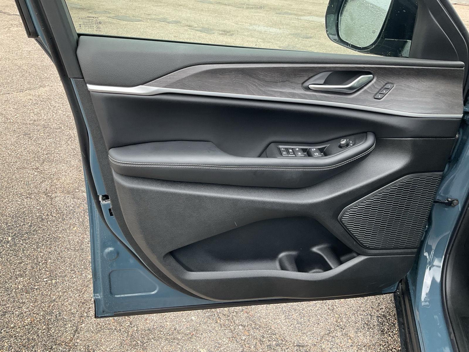 Vehicle photo 13