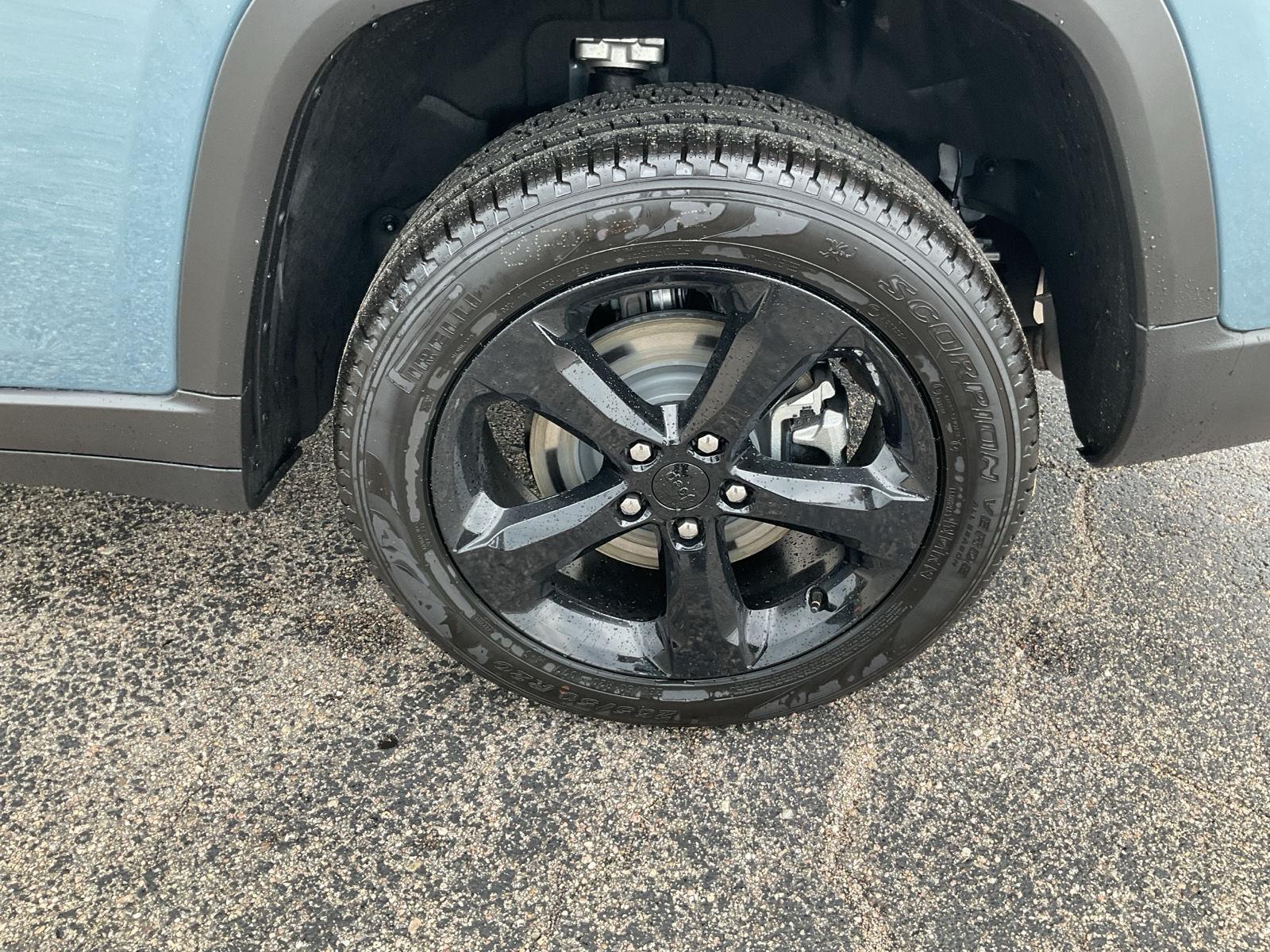 Vehicle photo 16
