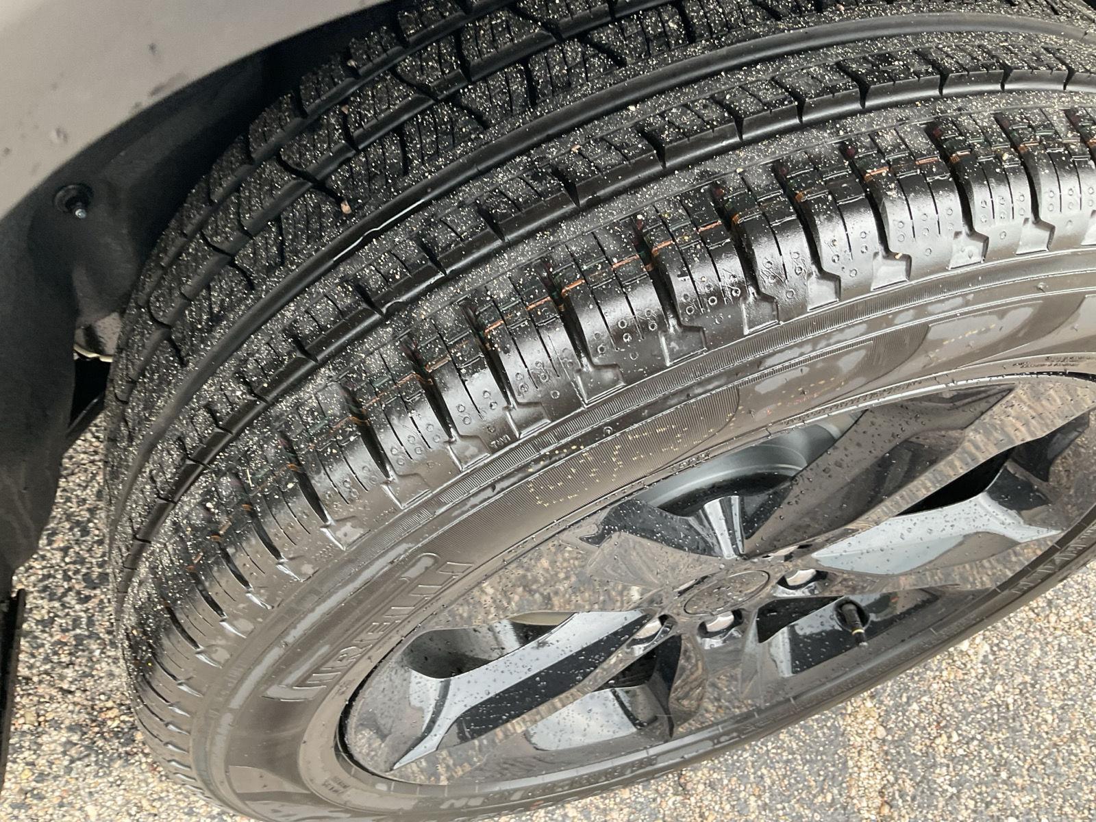 Vehicle photo 17